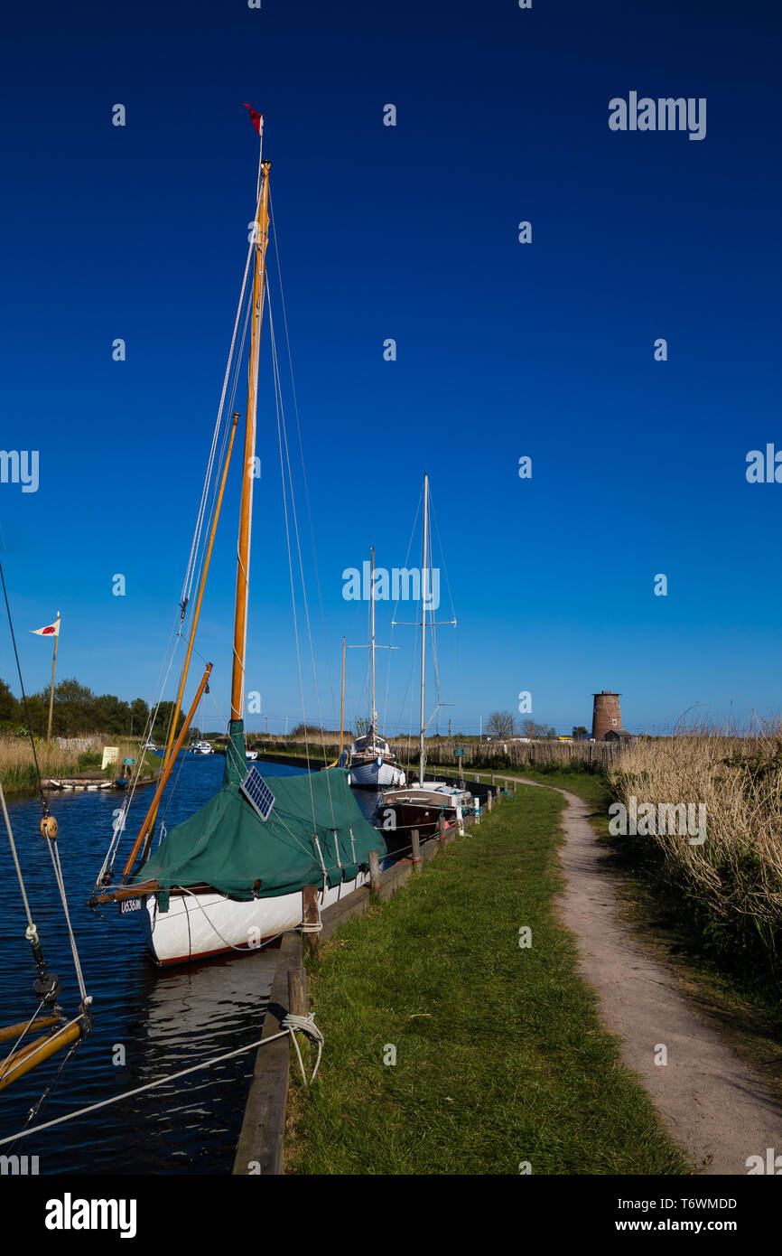 Horsey, Norfolk, Großbritannien. Horsey wind Pumpe mit Booten in den Vordergrund wiederhergestellt. Stockfoto