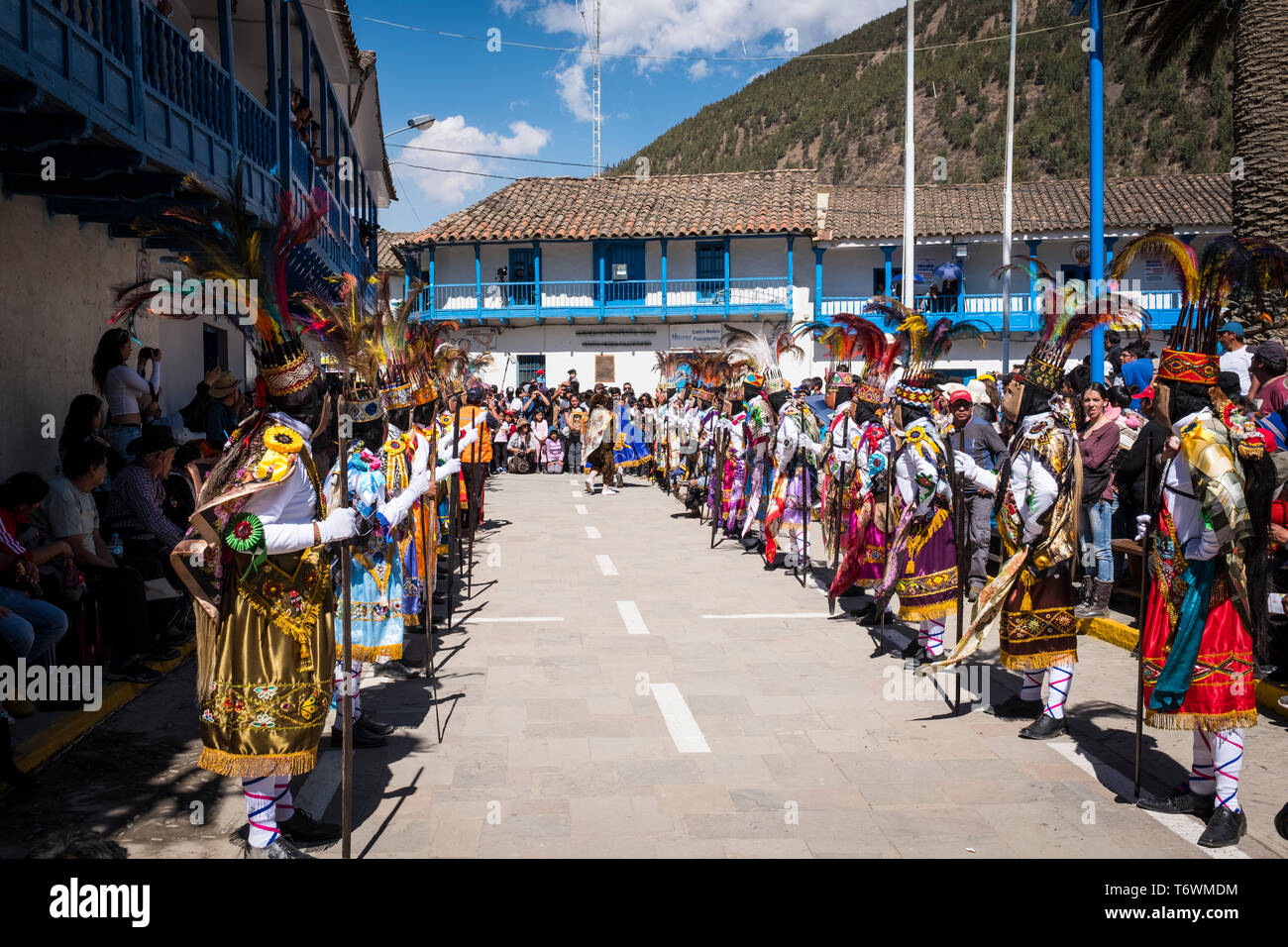 Kostümierten und maskierten Tänzerinnen auf den Hauptplatz oder Plaza de Armas in Paucartambo während Festival der Jungfrau von Carmen, Cusco Region, Peru Stockfoto