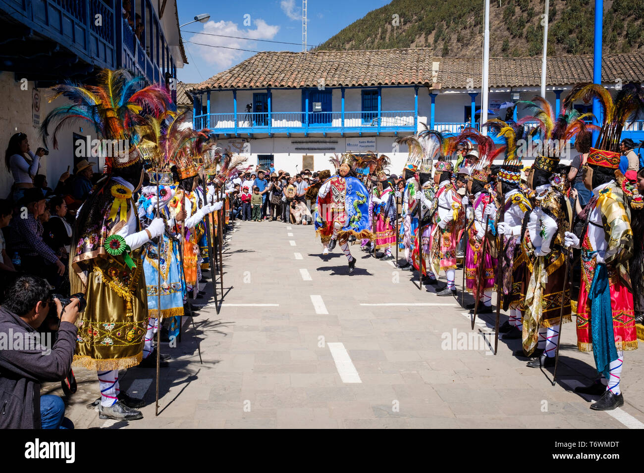 Kostümierten und maskierten Tänzerinnen auf den Hauptplatz oder Plaza de Armas in Paucartambo während Festival der Jungfrau von Carmen, Cusco Region, Peru Stockfoto