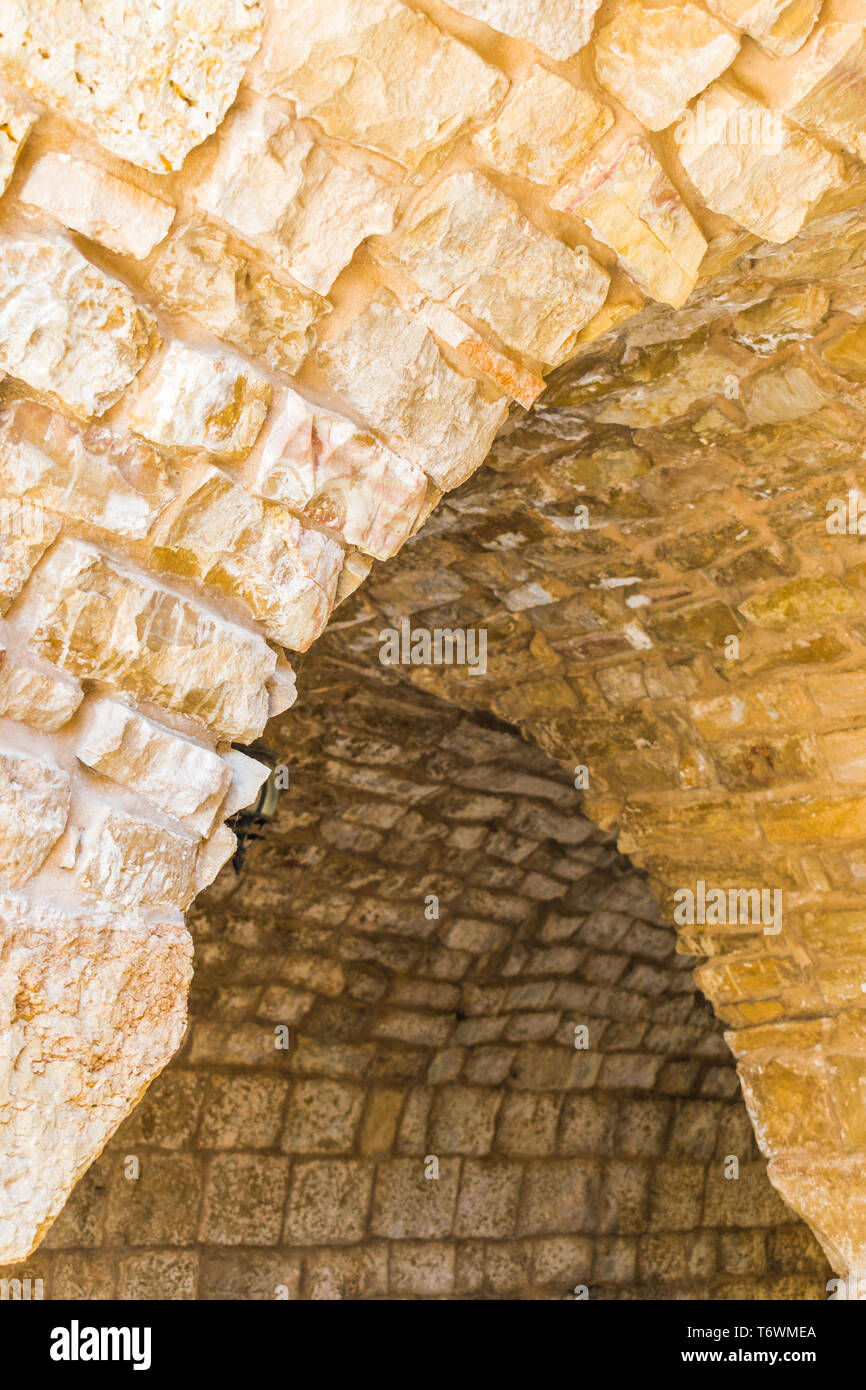 Dies ist eine Erfassung der alten Straßen, die in der El Kamar ein Dorf im Libanon entfernt und Sie können in das Bild der Altstadt zu Fuß aus Steinen mit einem seiner siehe Stockfoto