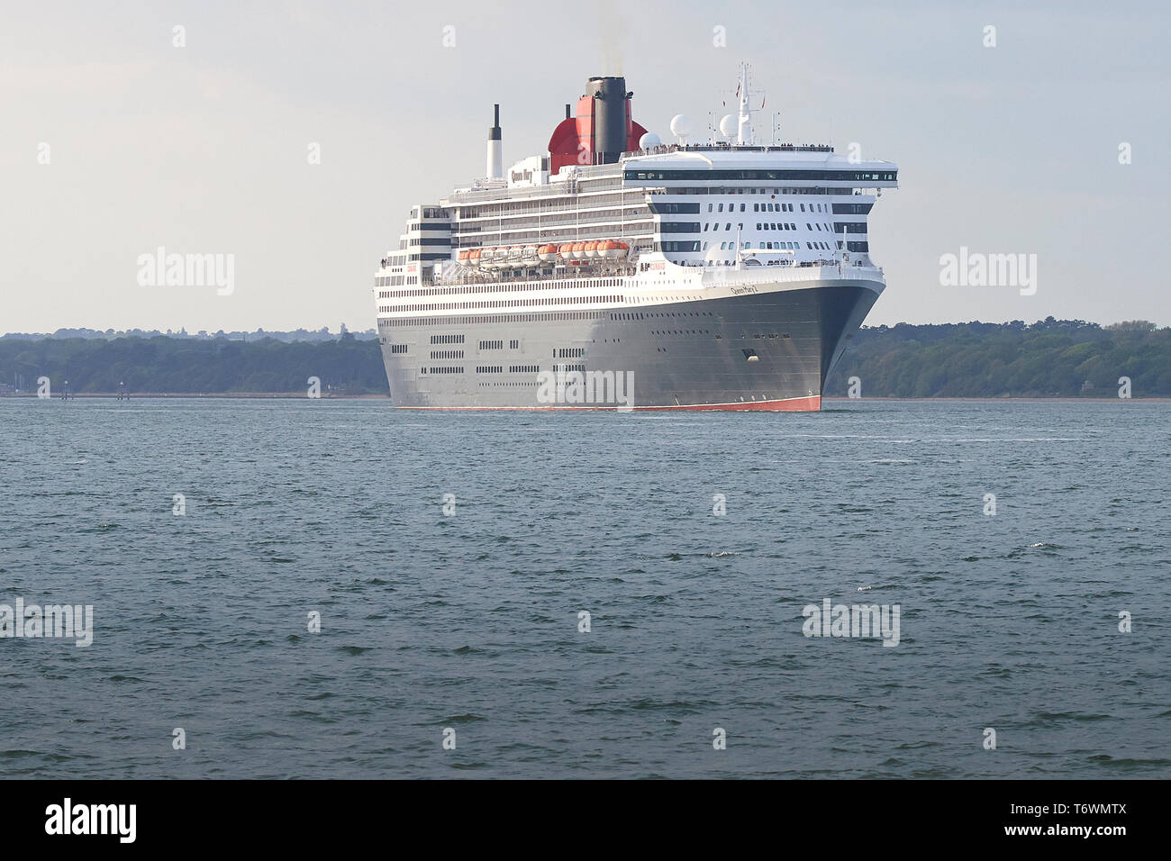 Die Cunard Line, Transatlantic Ocean Liner, RMS Queen Mary 2, dampfenden Wasser aus Southampton, UK. Gebunden für New York, 28. April 2019. Stockfoto