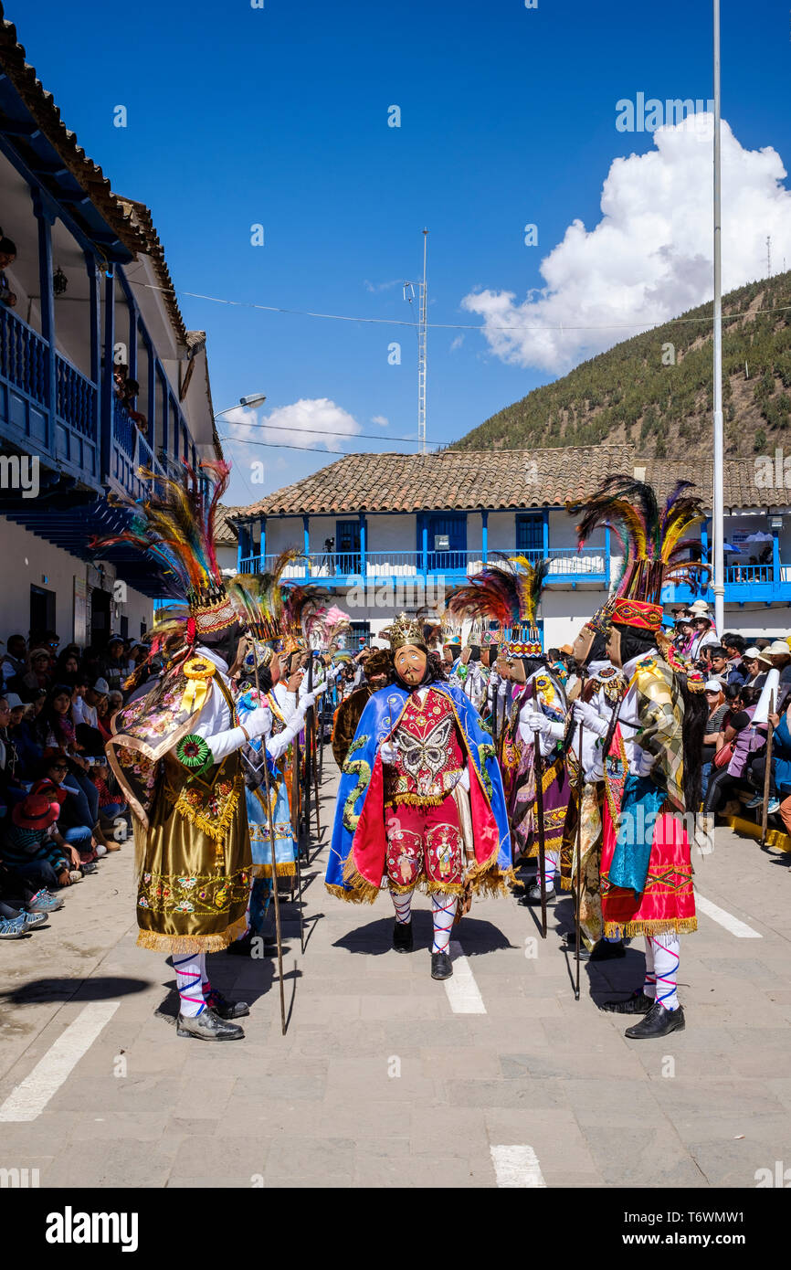 Kostümierten und maskierten Tänzerinnen auf den Hauptplatz oder Plaza de Armas in Paucartambo während Festival der Jungfrau von Carmen, Cusco Region, Peru Stockfoto