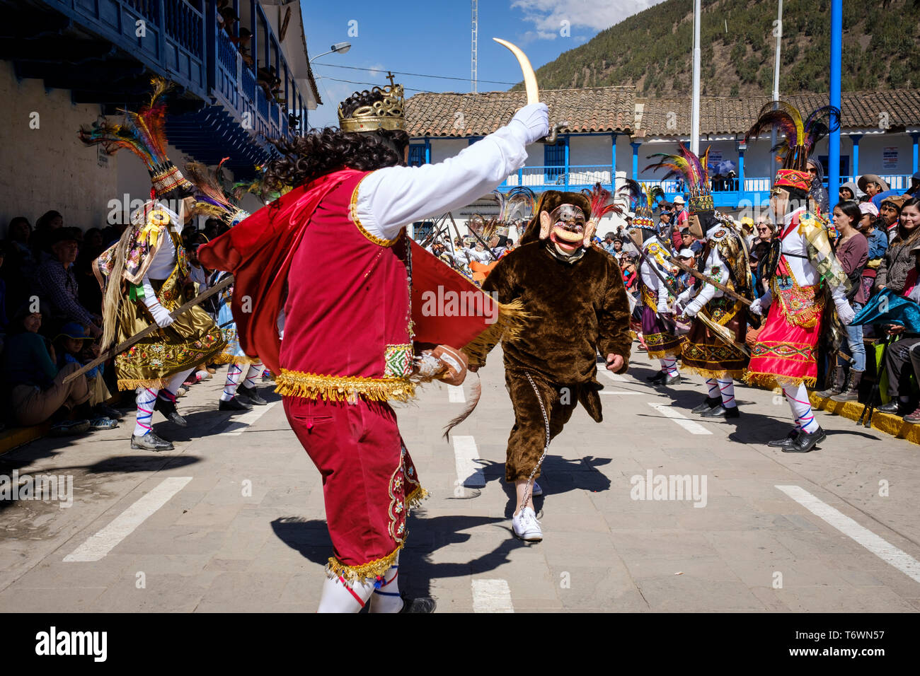 Kostümierten und maskierten Tänzerinnen auf den Hauptplatz oder Plaza de Armas in Paucartambo während Festival der Jungfrau von Carmen, Cusco Region, Peru Stockfoto