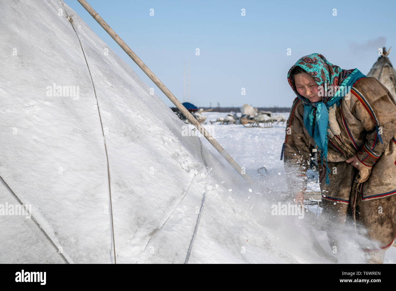 Russland, der Jamal-nenzen Autonome Region, Halbinsel Yamal, nenzen Rentier Hirten im Camp. Schlagen Schnee vom Zelt. Stockfoto