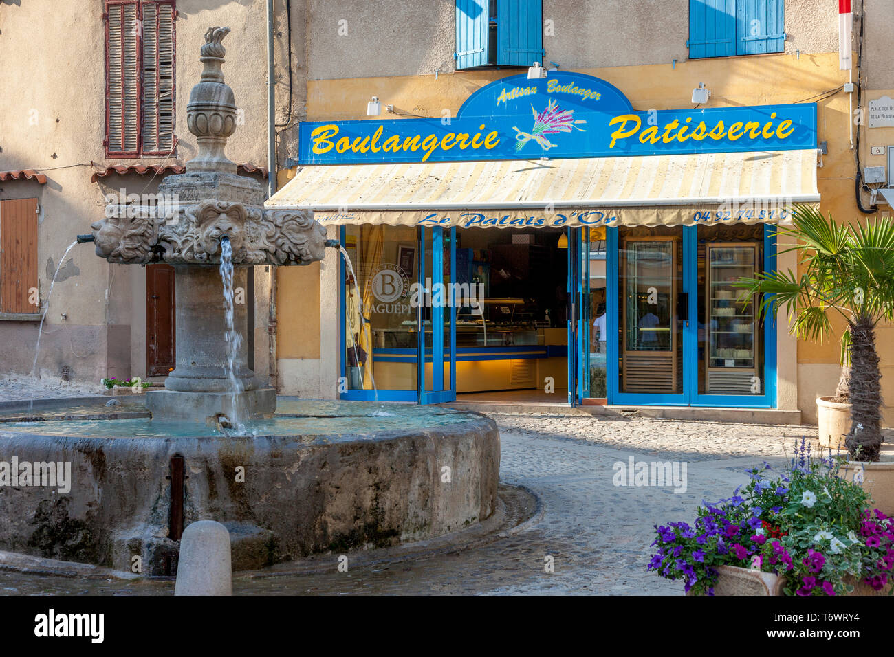 Brunnen in das Courtyard vor Le Palais d'Or - ein Handwerker Boulangerie, Valensole, Provence, Frankreich Stockfoto