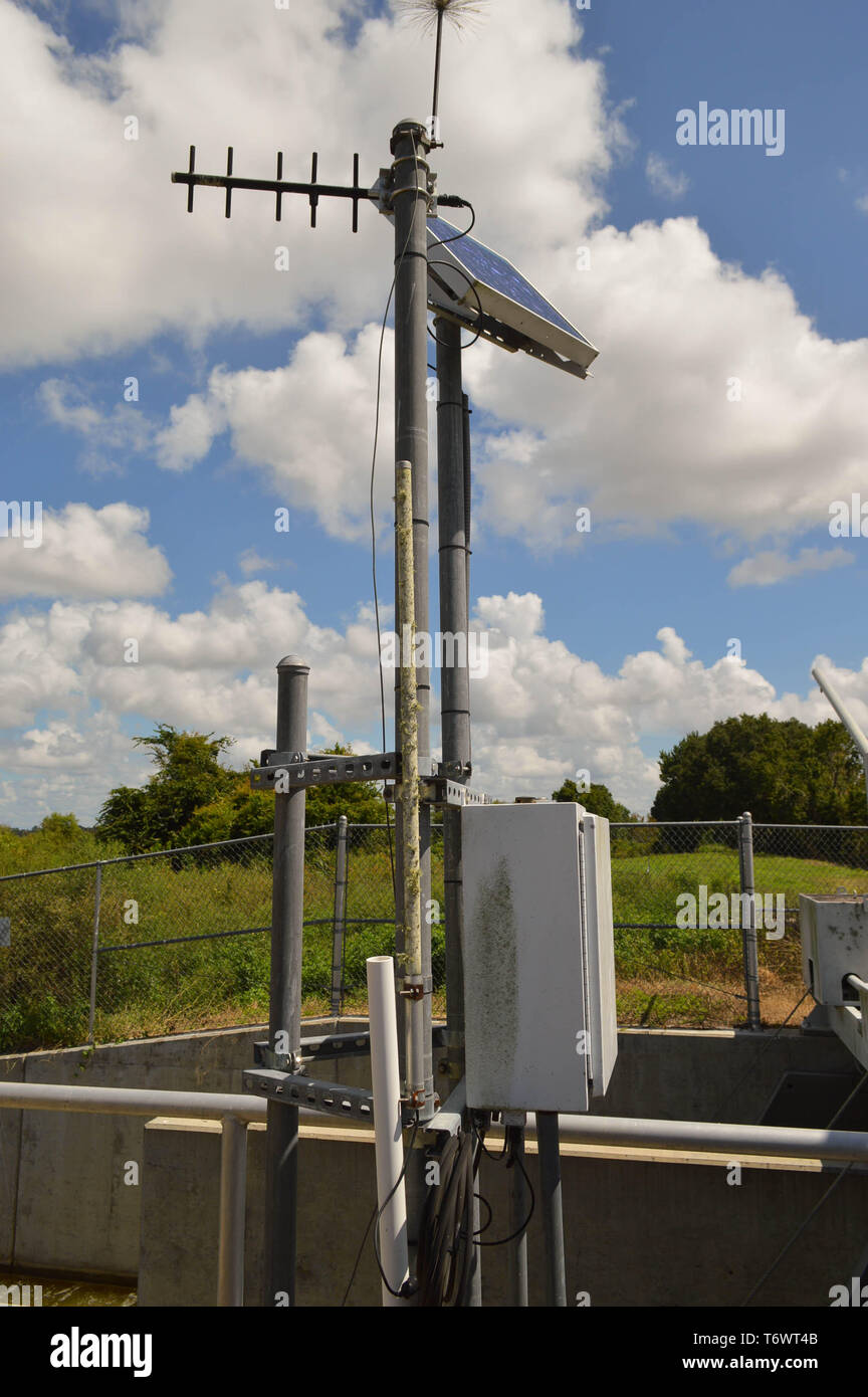 Tagsüber Fotografie im Freien Seitenansicht Solar Telemetriestation Struktur Datenlogger Box Ausrüstung Nahaufnahme ansehen Wolken im blauen Himmel Hintergrund Stockfoto
