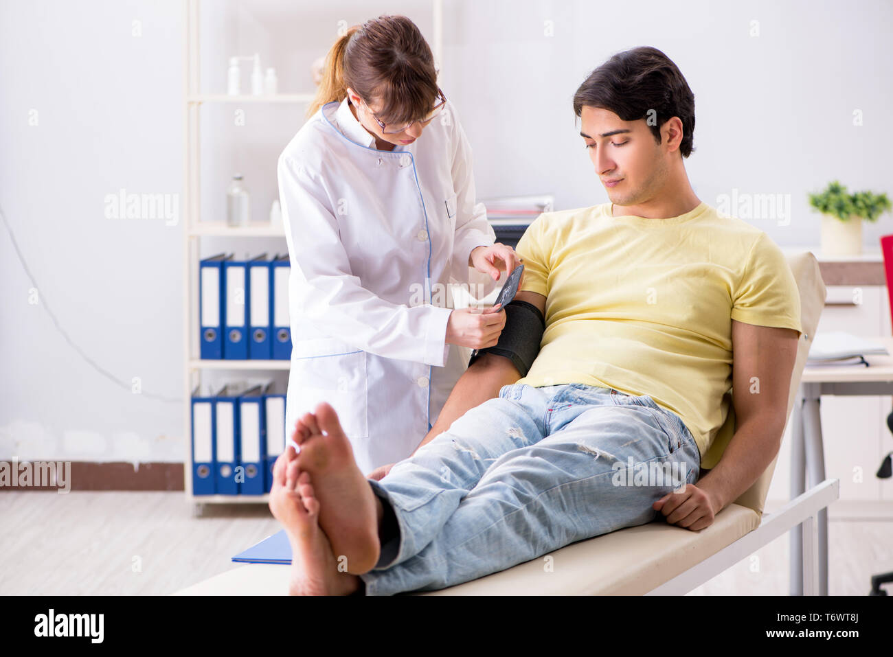 Junger Arzt Patienten Blutdruck prüfen Stockfoto