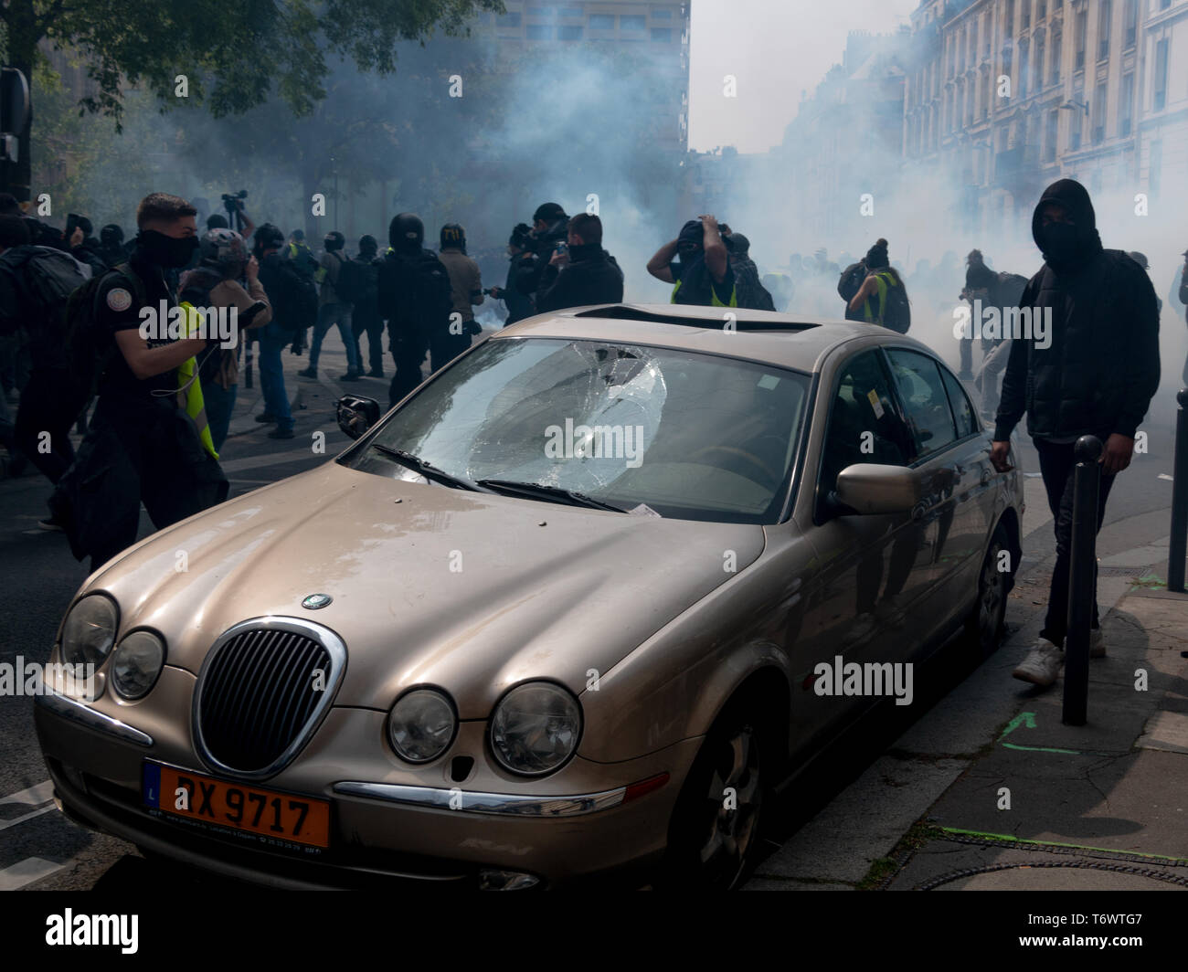 Voiture vandalisé à Paris Pendant la Manifestation de La Fête du travail le 1er Mai 2019 Stockfoto