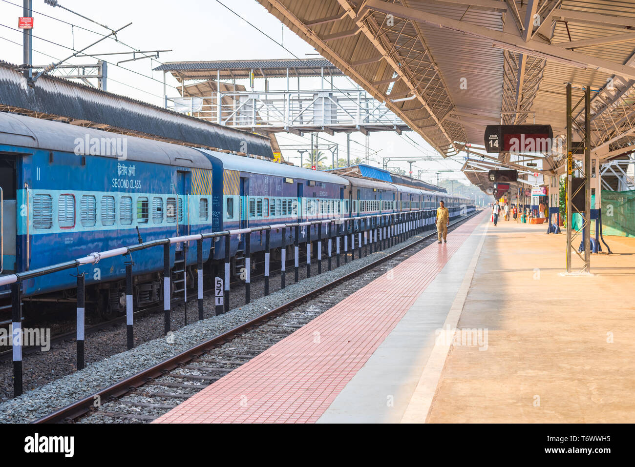 New Delhi, Indien - Februar 7, 2016: Leere Plattform der New Delhi Railway Station. Stockfoto