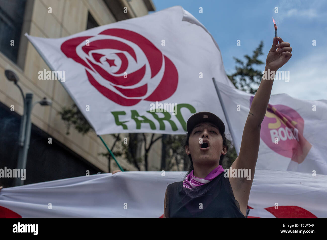 Eine gemeinsame Alternative revolutionäre Kraft - FARC Mitglied gesehen Parolen während der May Day. Am 1. Mai, tausende von Menschen auf den Straßen von Bogotá gegen die Arbeit Situation im Land und gegen Verordnungen der Regierung von Enrique Peñaloza, Major von Bogotá und der Präsident von Kolumbien Iván Duque zu protestieren. Zum ersten Mal seit mehreren Jahren, war es nicht notwendig der Einsatz des Mobile Anti-Riot Squad (ESMAD) Vandalismus und Aggressionen während der Tag der Arbeit zu kämpfen. Stockfoto