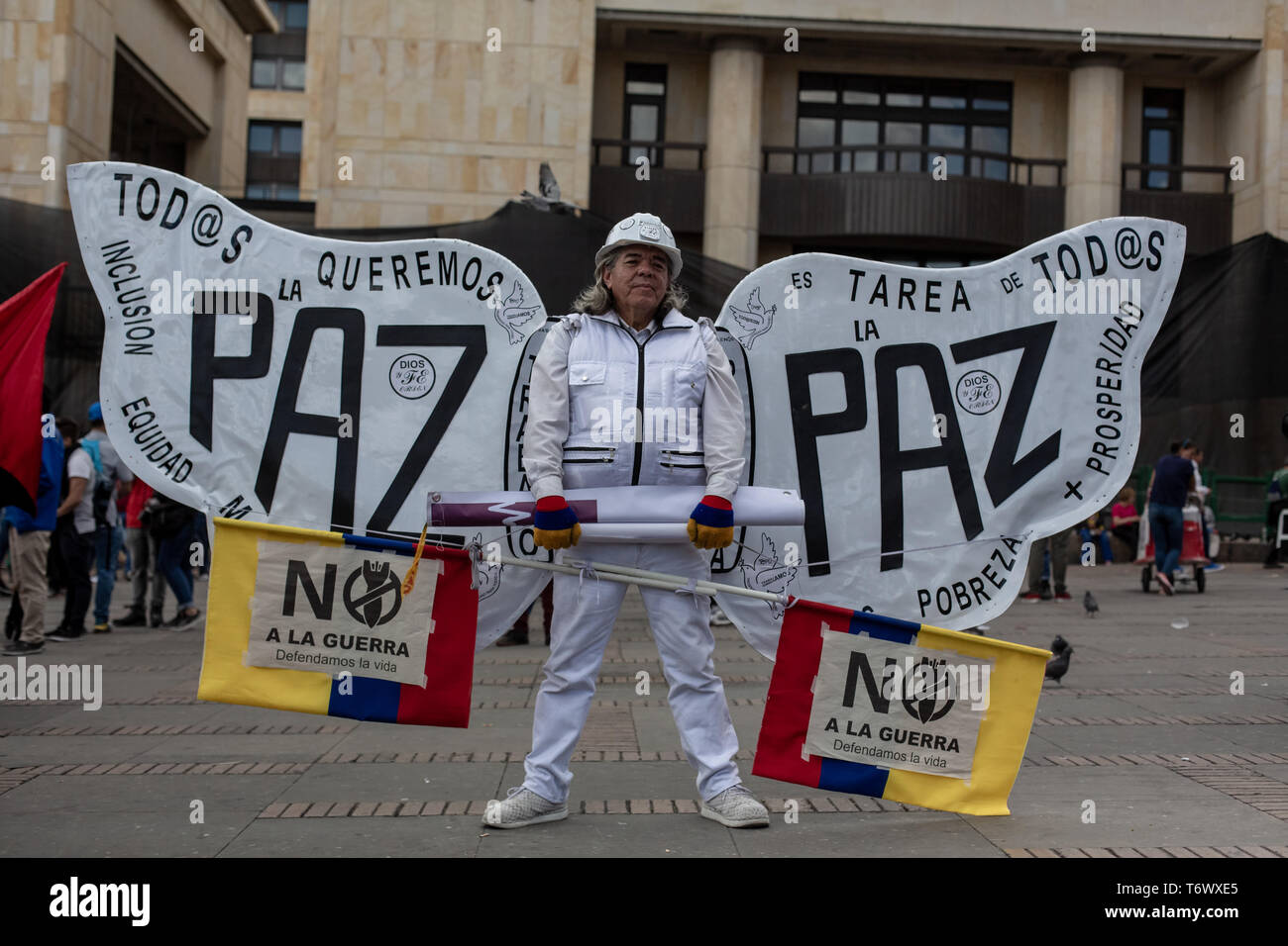 Ein Mann In Einem Engel Kostum Wahrend Der Mai Tag Gekleidet Am 1 Mai Tausende Von Menschen Auf Den Strassen Von Bogota Gegen Die Arbeit Situation Im Land Und Gegen Verordnungen Der