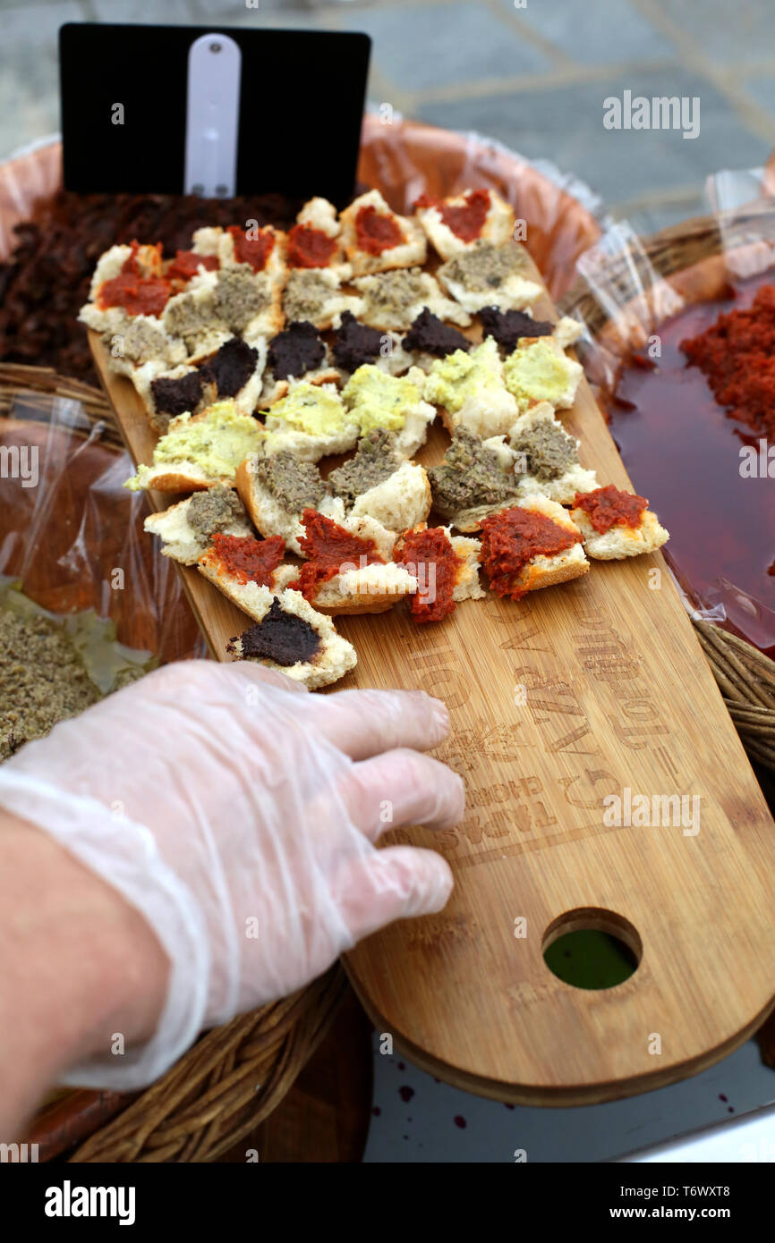 Tartines de pain à la Tapenade sur un marché Local. Stockfoto