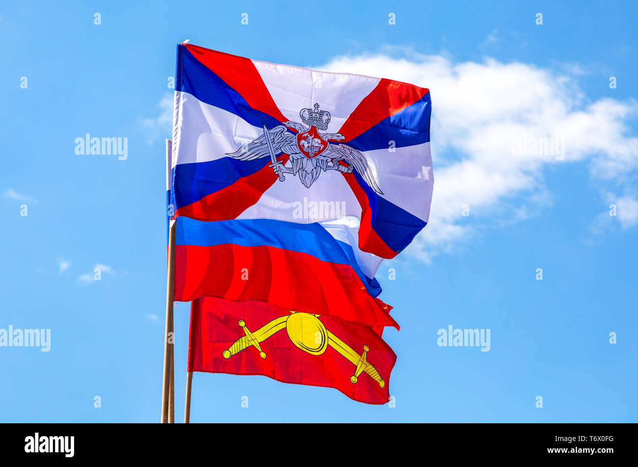 Samara, Russland - Mai 1, 2019: Fahnen des Ministeriums für Verteidigung, State Flag- und Bodentruppen der Russischen Föderation gegen den blauen Himmel Stockfoto