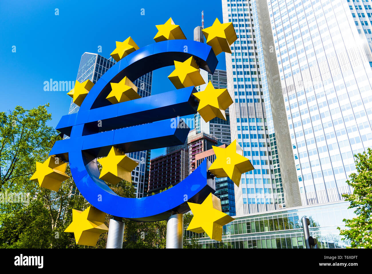 Eurowährungssymbol - große Skulptur im Zentrum von Frankfurt am Main, Deutschland Stockfoto