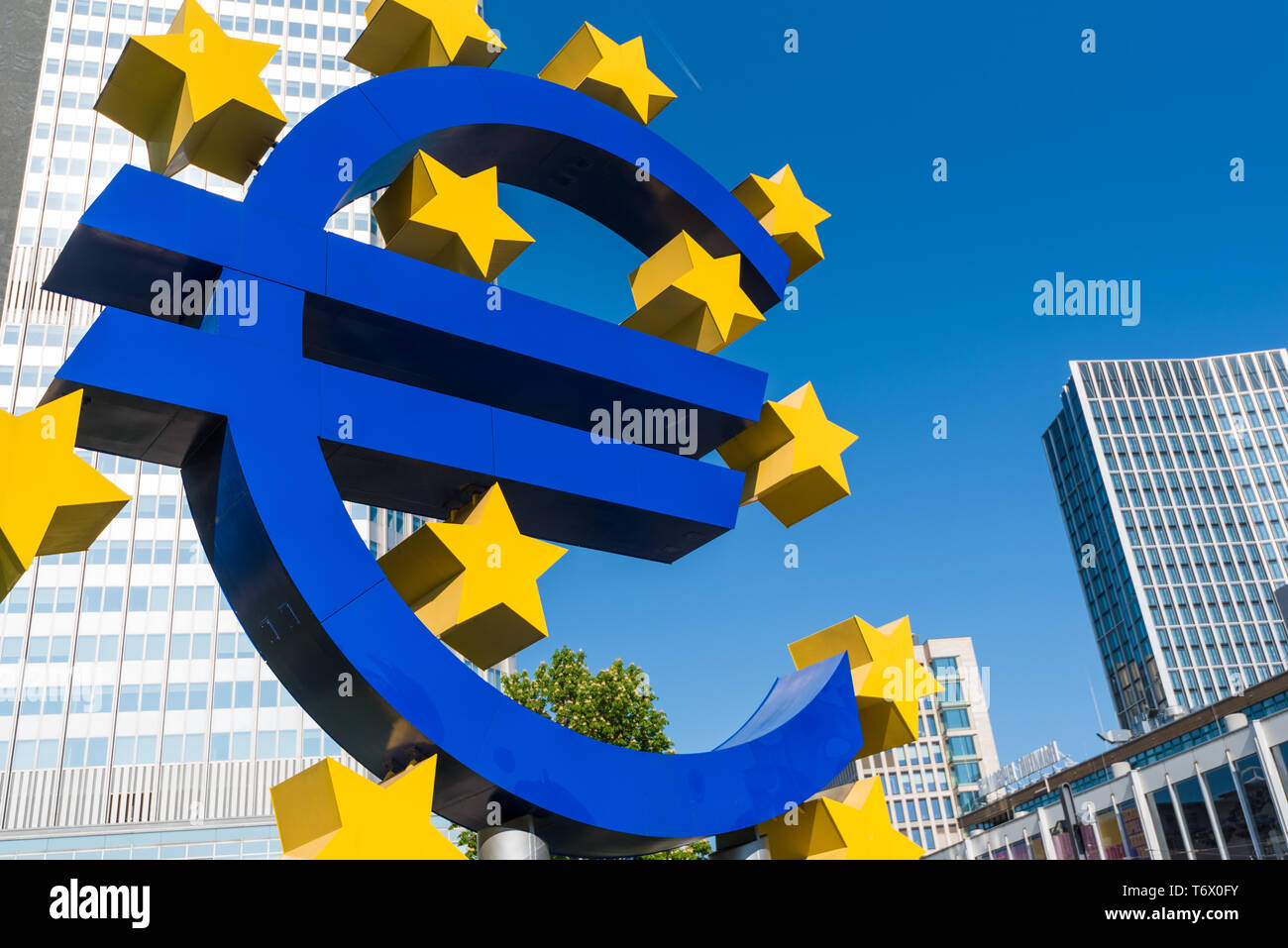 Eurowährungssymbol - große Skulptur im Zentrum von Frankfurt am Main, Deutschland Stockfoto