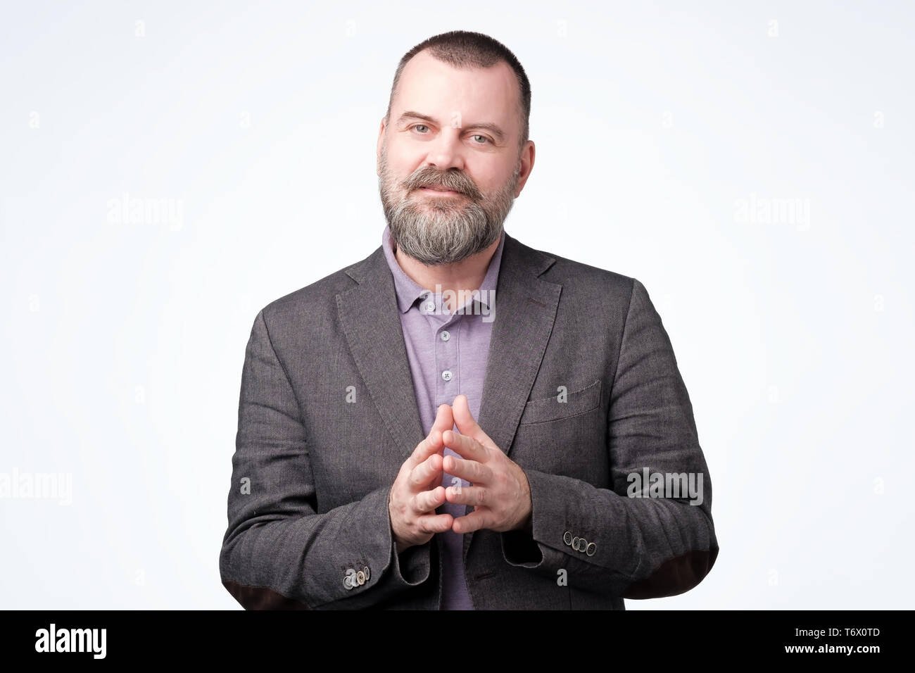 Mann in casual Jacke holding Finger zusammen, auf Sie zu hören Stockfoto