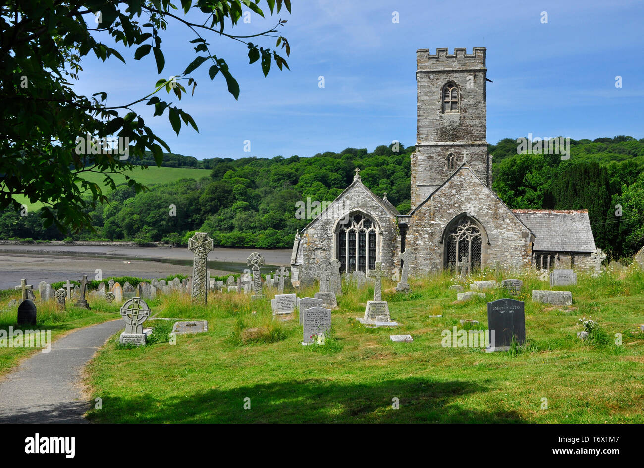 St Worfeln Kirche, mit Blick auf die River Fowey, Cornwall, England, Vereinigtes Königreich Stockfoto