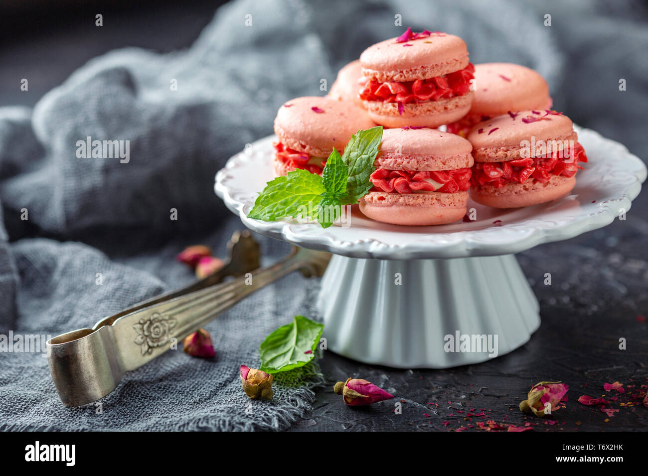 Mandel Kuchen macarons mit cremefarbenen Blüten. Stockfoto