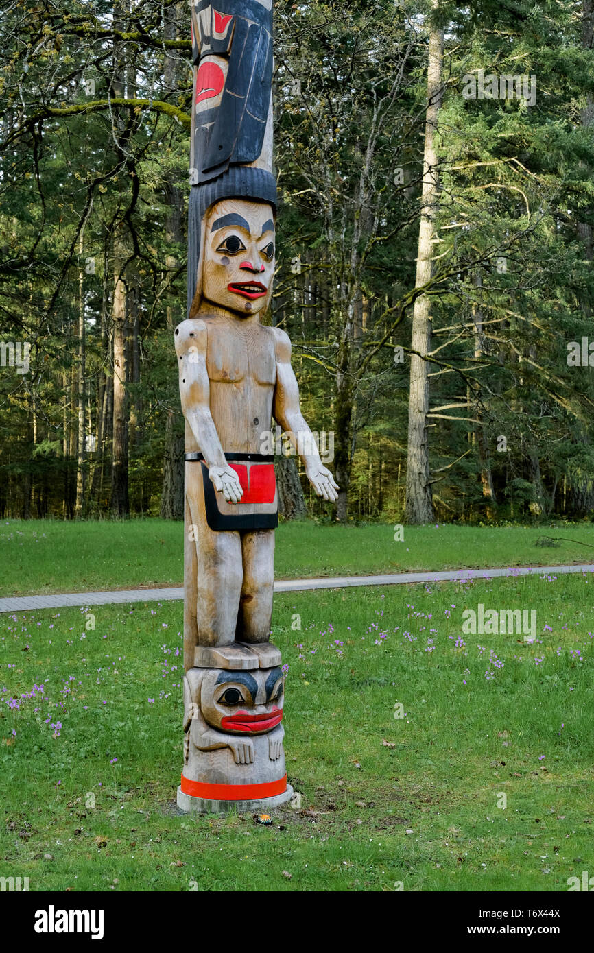 Einladende Abbildung Totem Pole, genannt S'AEL von carver Tom LaFortune, Hatley Park, Colwood, (Victoria) British Columbia, Kanada Stockfoto