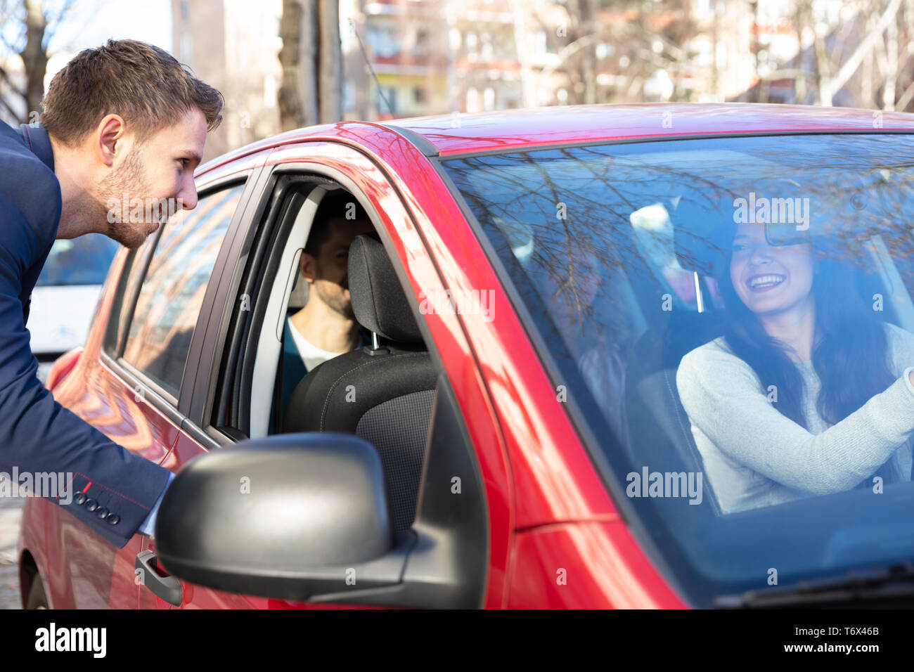 Lächelnden jungen Mann mit einer Dame im Auto Stockfoto