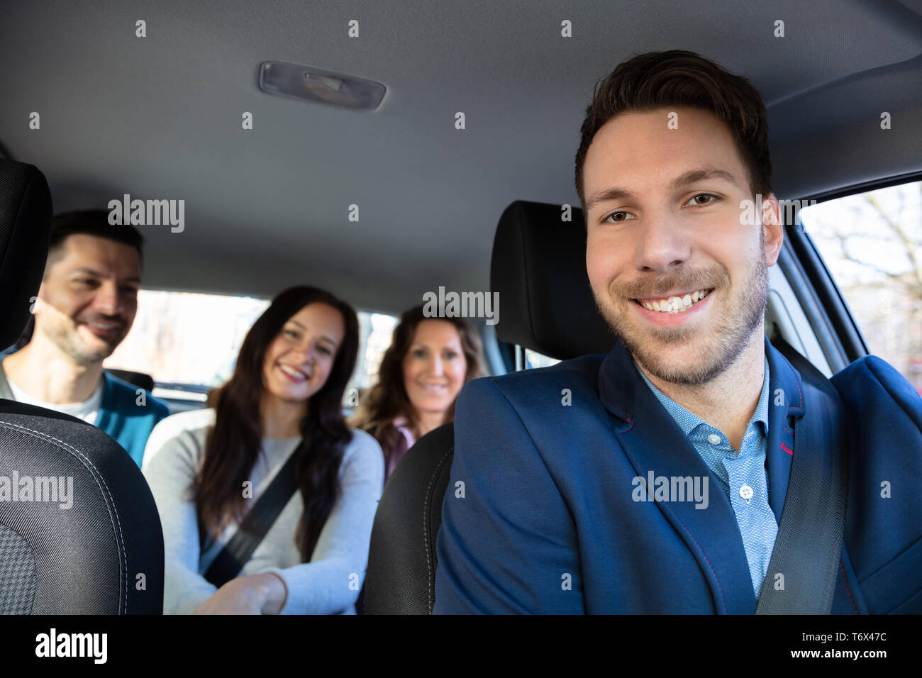 Gruppe der Glücklichen Freunde Spaß im Auto Stockfoto