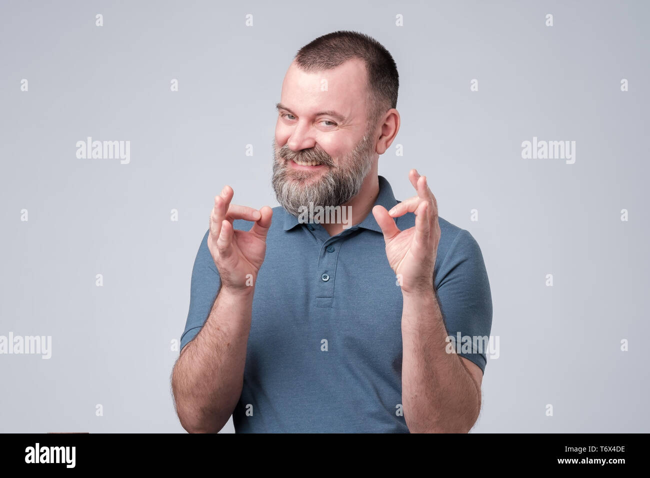 Reifer Mann im blauen T-Shirt, "Ok" oder "Okay. Stockfoto