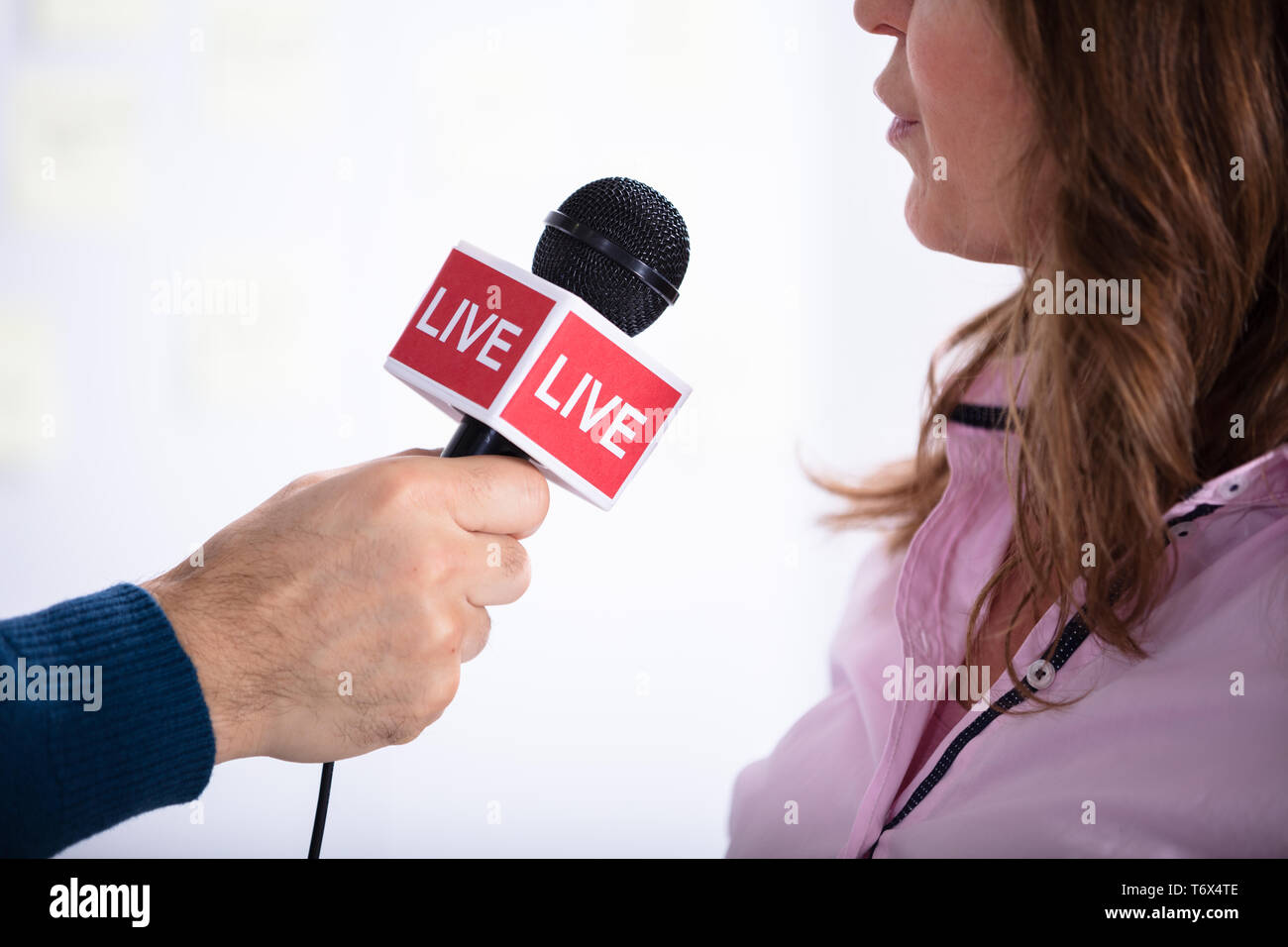 Nachrichten Reporter Fragen Junge Geschäftsfrau im Büro Stockfoto