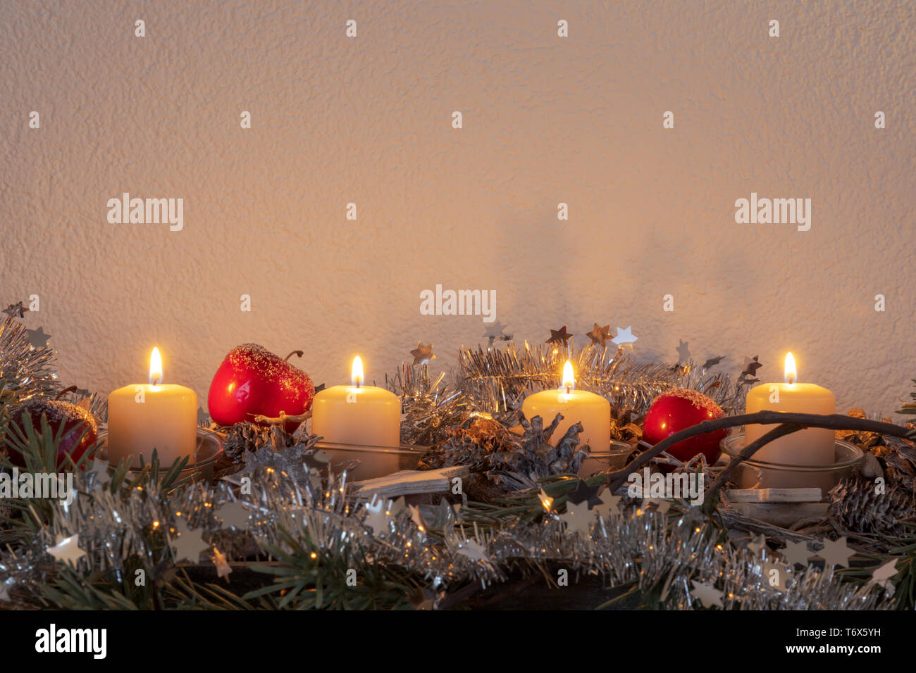 Advent vier Kerzen brennen Stockfoto