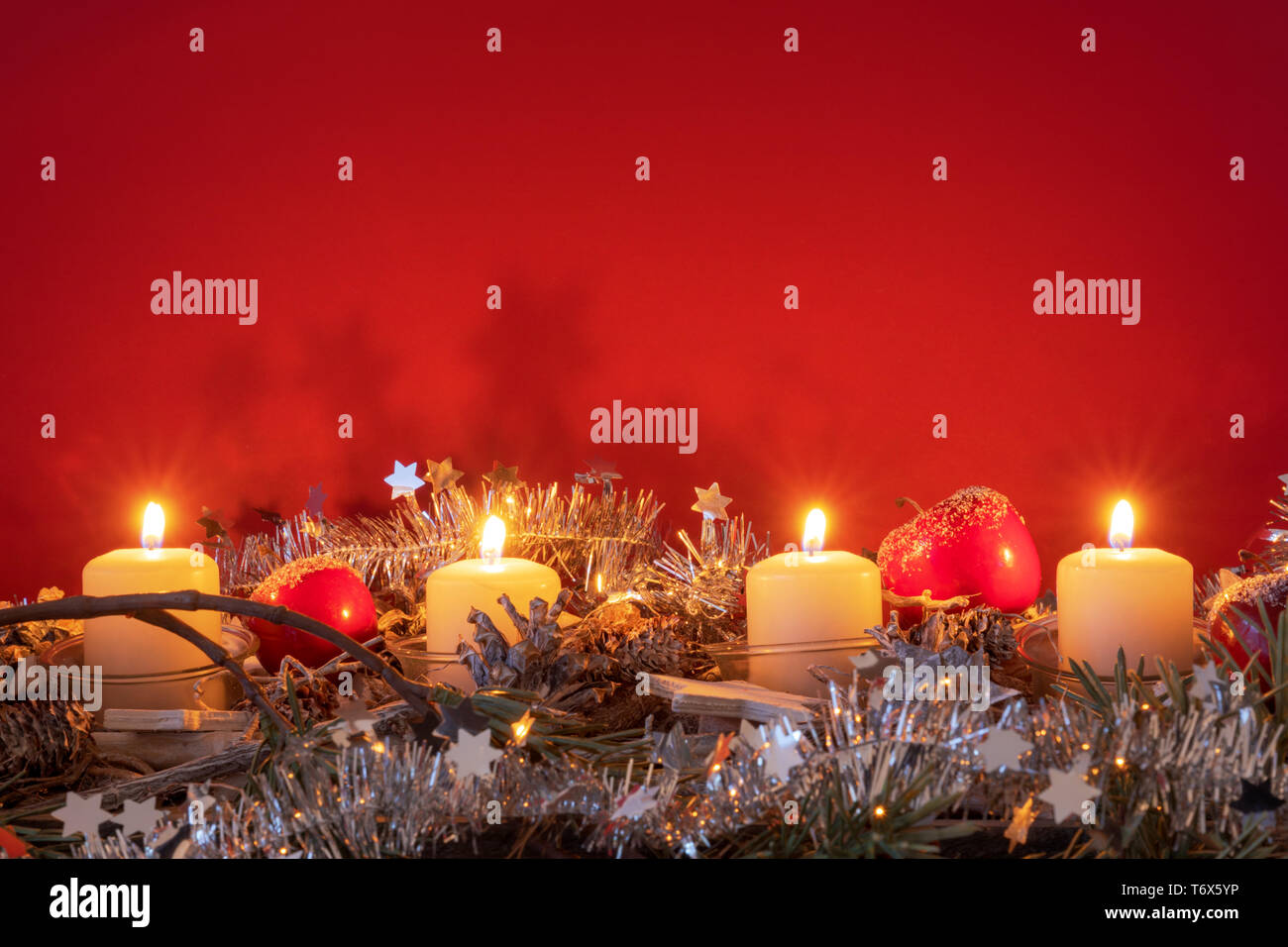 Advent vier Kerzen brennen Stockfoto