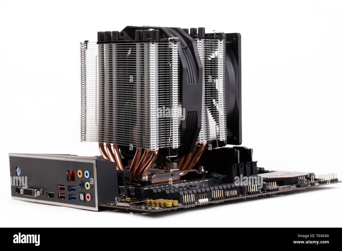 PC-Mainboard mit CPU-Kühler auf Weiß Stockfotografie - Alamy