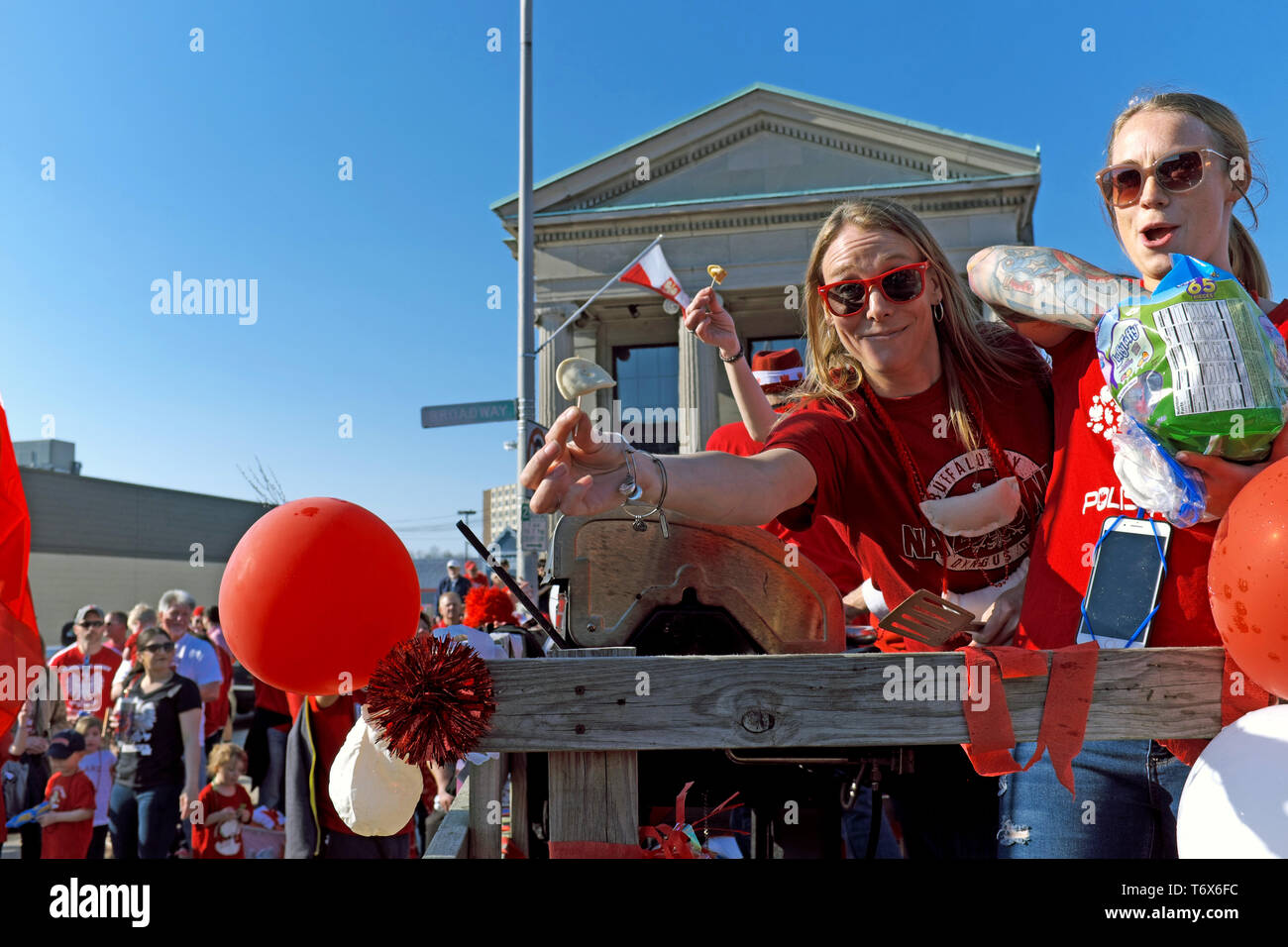 Eine Frau übergibt bei der Dyngus-Tagesfeier 2019 in Buffalo, New York, USA einen Pierogi aus einem Paradefloß. Stockfoto