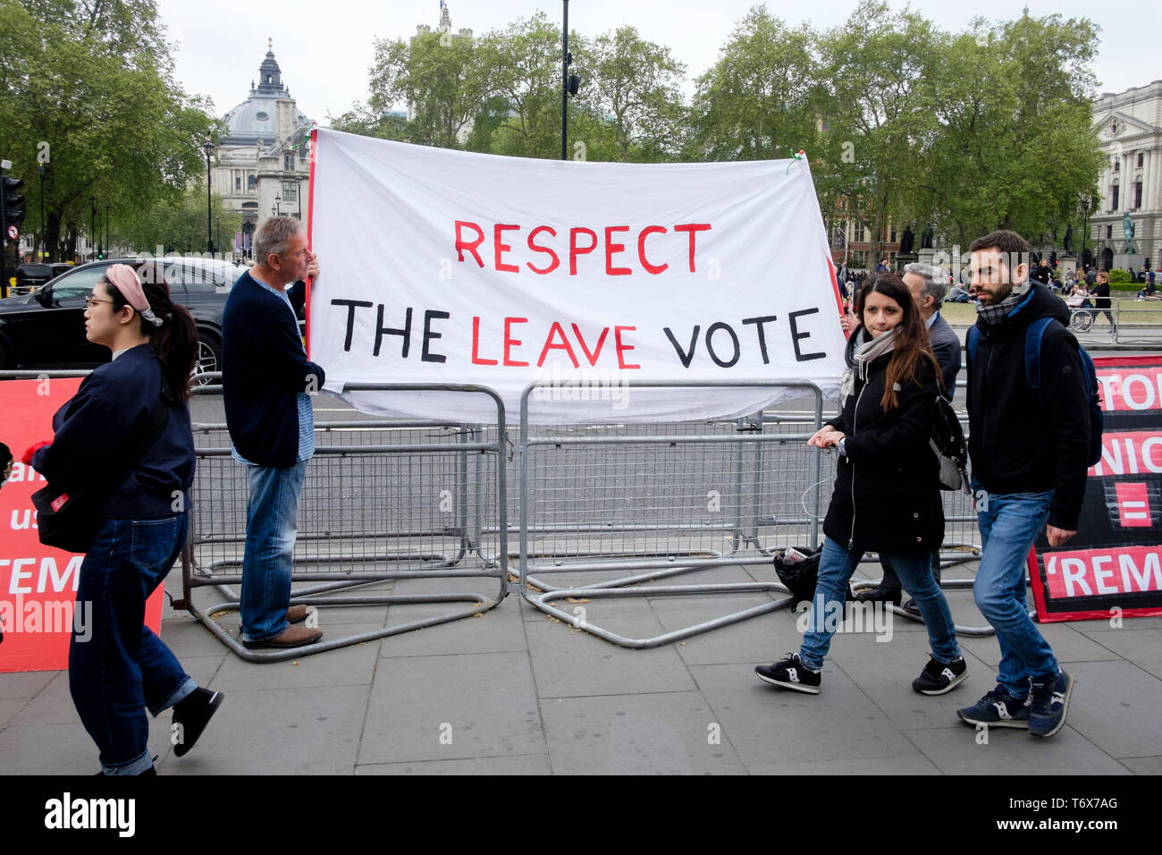 Pro-Brexit-Banner vor den Parlamentshäusern 2019 in Westminster, London. Stockfoto