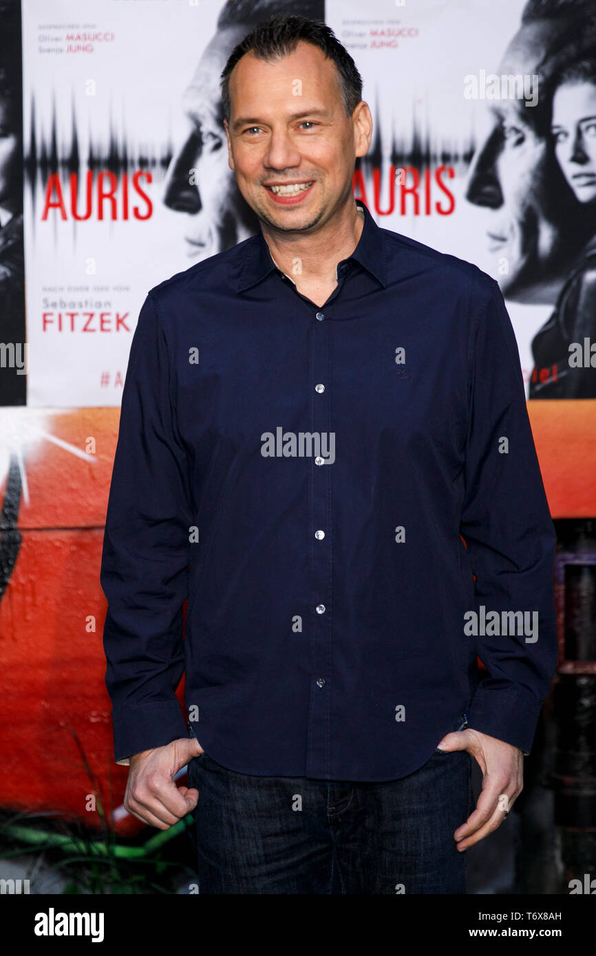 Berlin, Deutschland. 02 Mai, 2019. Sebastian Fitzek, Schriftsteller, ist auf der Veranstaltung für die Weltpremiere des Hörspiel Thriller Serie "Auris". Die Hauptfigur der Serie ist Matthias Hegel, einer forensischen Phonetiker und die besten Audio Profiler in Deutschland. Credit: Carsten Koall/dpa/Alamy leben Nachrichten Stockfoto