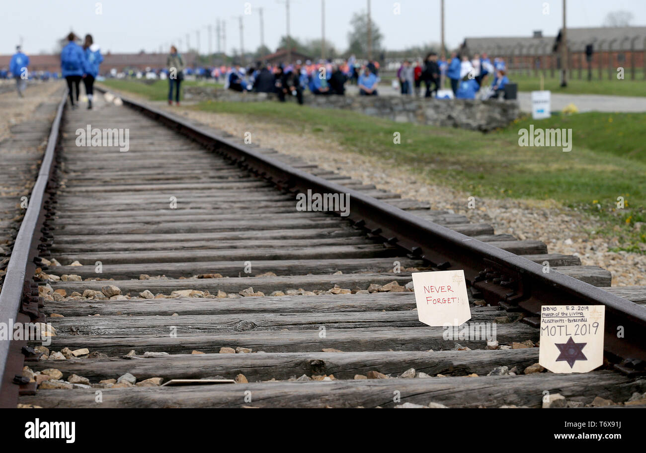 Oswiecim, Polen. Zum 2. Mai, 2019. Eine handwrittens woodens Zeichen während der Marsch der Lebenden in der ehemaligen Nazideutschen Auschwitz II Birkenau Konzentrations- und Vernichtungslager in Oswiecim. Die jährlichen März ist Teil des pädagogischen Programms. Jüdische Studenten aus aller Welt nach Polen kommen und studieren Sie die Überreste des Holocaust. Teilnehmer März in Stille, drei Kilometer von Auschwitz I, Auschwitz II Birkenau, dem größten NS-Komplexes von Konzentrationslagern während des Zweiten Weltkrieges II. erbaut. Kredit Damian: Klamka/SOPA Images/ZUMA Draht/Alamy leben Nachrichten Stockfoto