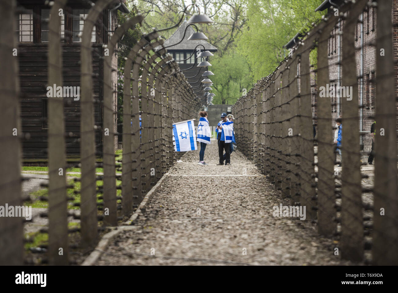 Oswiecim, Malopolska, Polen. Zum 2. Mai, 2019. Die Teilnehmer an der Marsch der Lebenden zwischen Stacheldraht Wände des KZ Auschwitz in Oswiecim, Polen. Credit: Celestino Arce Lavin/ZUMA Draht/Alamy leben Nachrichten Stockfoto