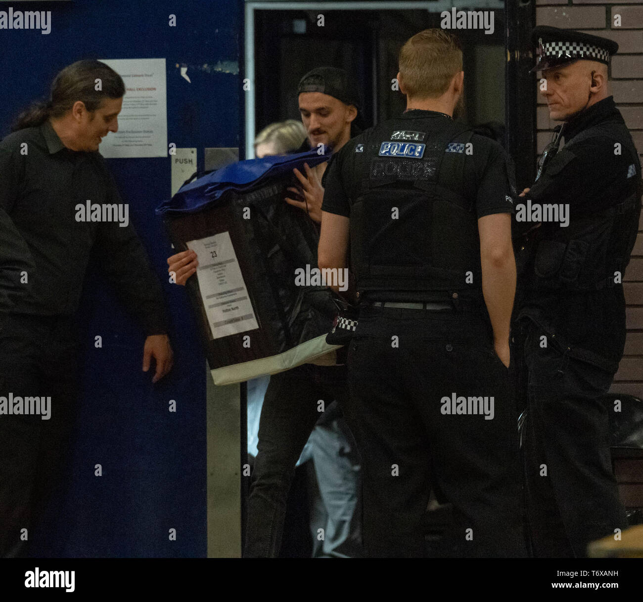 Brentwood Essex zum 2. Mai 2019 Stimmzettel kommen an der Zähler unter dem wachsamen Auge der Polizei de Kommunalwahlen 2019 Credit: Ian Davidson/Alamy leben Nachrichten Stockfoto