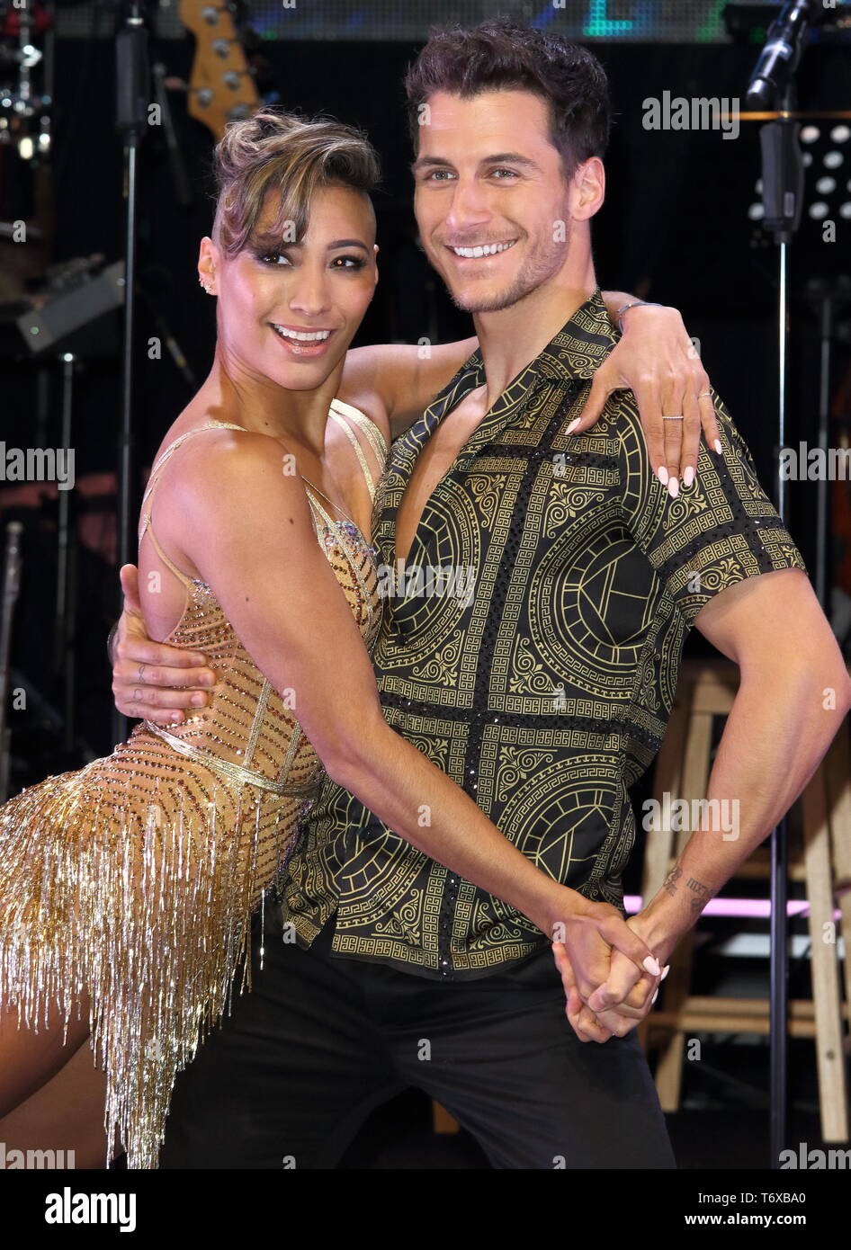 Karen Clifton und Gorka Marquez am streng Come Dancing gesehen. Die Profis UK Tour 2019 - Fotoshooting in Elstree Studios. Stockfoto