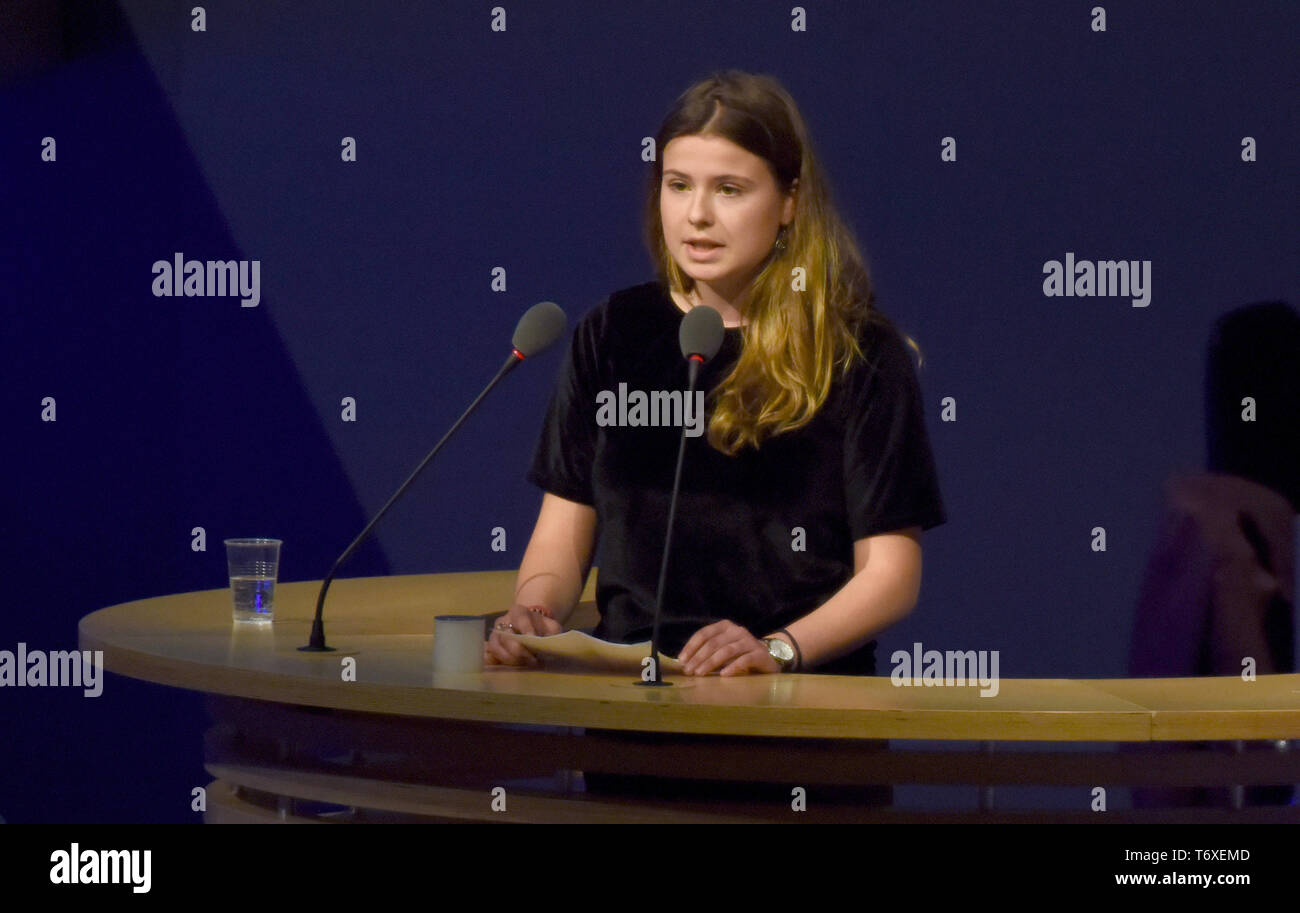 Essen, Deutschland. 03 Mai, 2019. Luisa-Marie Neubauer, Klimaschutz Aktivist, spricht auf der RWE-Hauptversammlung. Credit: Caroline Seidel/dpa/Alamy leben Nachrichten Stockfoto