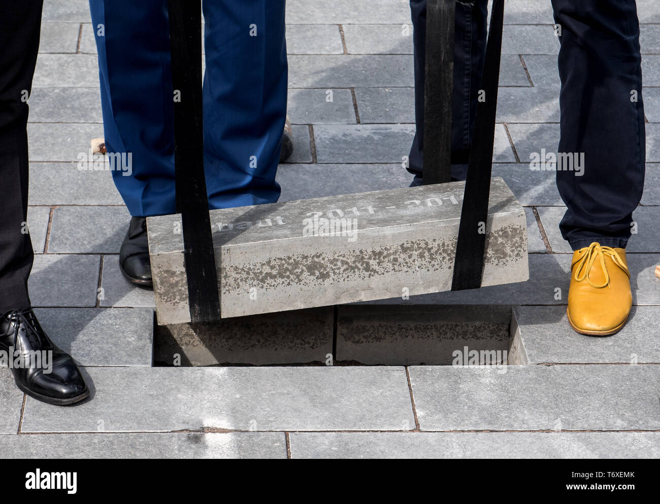 Hamburg, Deutschland. 03 Mai, 2019. Jens Kerstan (Bündis 90/Die Grünen), Senator für Umwelt Hamburg, legt den letzten Stein für die Eröffnung des Hochwasserschutzes am Baumwall. Nach neun Jahren Bauzeit wurde das neue Elbe Boulevard zwischen der Elbphilharmonie und Landungsbrücken wurde feierlich eröffnet. Credit: Daniel Bockwoldt/dpa/Alamy leben Nachrichten Stockfoto