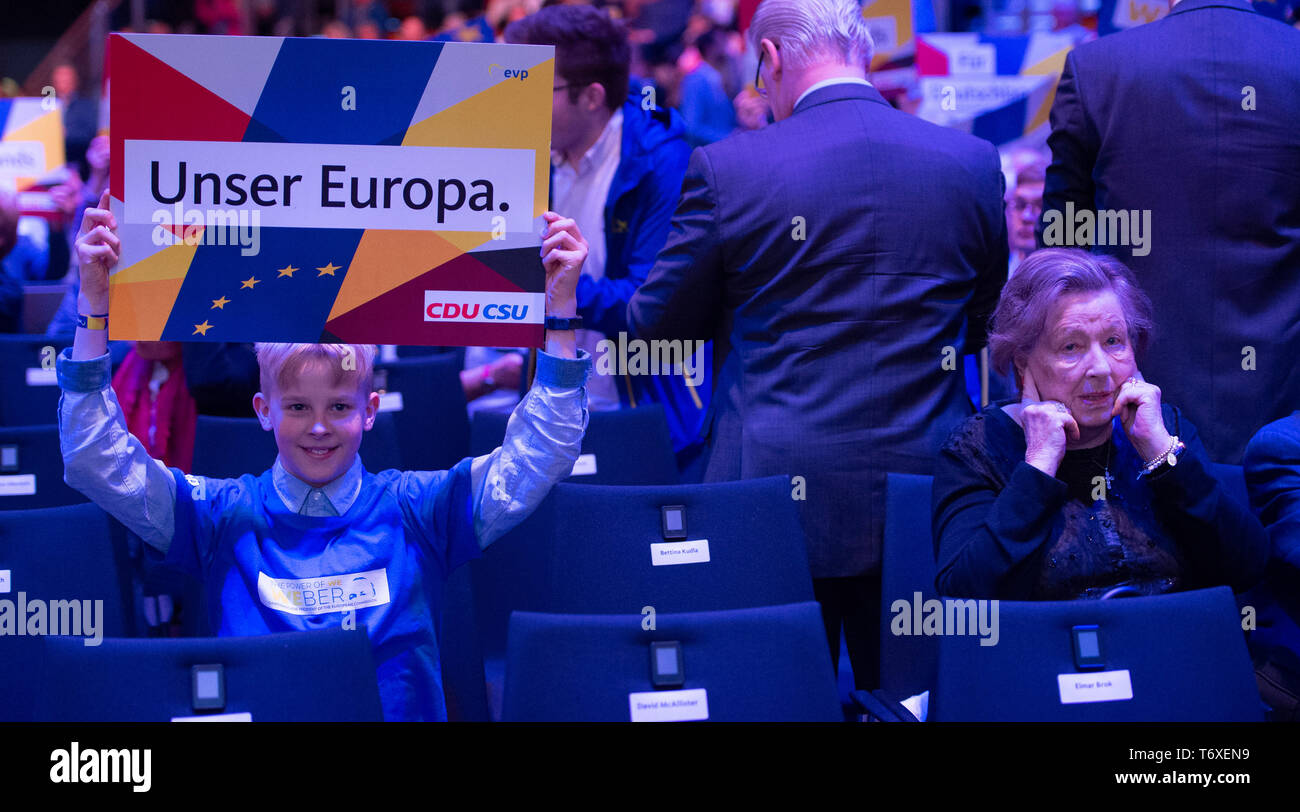 Münster, Deutschland. 27 Apr, 2019. Ingrid BIEDENKOPF, seine Ohren sind geschlossen, ein Junge mit einem Plakat mit der Aufschrift "Unser Europa", Halle Münsterland in Münster am 27.04.2019, | Verwendung der weltweiten Kredit: dpa/Alamy leben Nachrichten Stockfoto