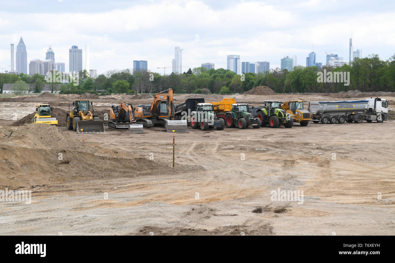 03.Mai 2019 Hessen, Frankfurt/Main: Baufahrzeuge stehen auf der Baustelle für die Zukunft Akademie des Deutschen Fußball-Bundes (DFB). Die Baukosten der DFB rund 150 Millionen Euro, wird im Jahr 2021 abgeschlossen und geöffnet werden. Ein Rechtsstreit zwischen der Stadt und der Frankfurter Racing Club, die für viele Jahre gedauert hatte deutlich die Übergabe der Website des DFB verzögert. Foto: Arne Dedert/dpa Stockfoto