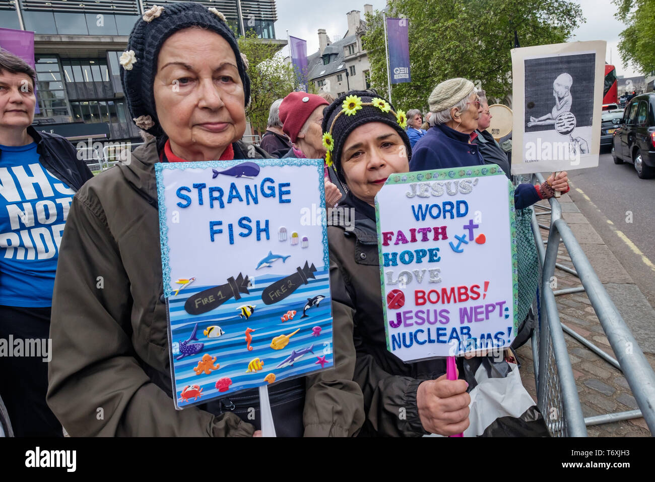 London, Großbritannien. 3. Mai 2019. Frauen mit Plakaten an der CND und Christian CND Protest und Sterben - im Gegensatz zur Westminster Abbey gegen die blasphemische und moralisch abstoßend Dankgottesdienst feiern der britischen Atomwaffen Kennzeichnung 50 Jahre kontinuierliche nukleare Bedrohung durch u-Boote mit Atomraketen. Großbritannien ist derzeit verschwenden £ 205 Mrd. auf die Ersetzung der derzeitigen Trident Systeme, rund ein Viertel der gesamten Regierung für ein Jahr die Ausgaben für ein Waffensystem, die nie verwendet werden können. Peter Marshall / alamy Leben Nachrichten Stockfoto