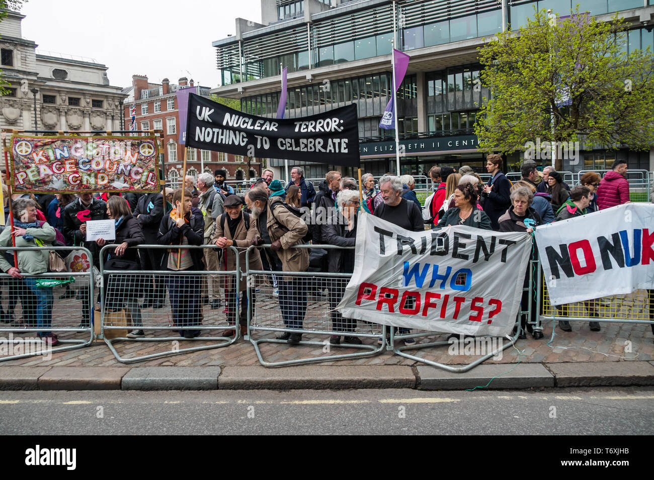 London, Großbritannien. 3. Mai 2019. CND und Christian CND Protest und Sterben - im Gegensatz zur Westminster Abbey gegen die blasphemische und moralisch abstoßend Dankgottesdienst feiern der britischen Atomwaffen Kennzeichnung 50 Jahre kontinuierliche nukleare Bedrohung durch u-Boote mit Atomraketen. Großbritannien ist derzeit verschwenden £ 205 Mrd. auf die Ersetzung der derzeitigen Trident Systeme, rund ein Viertel der gesamten Regierung für ein Jahr die Ausgaben für ein Waffensystem, die nie verwendet werden können. Peter Marshall / alamy Leben Nachrichten Stockfoto