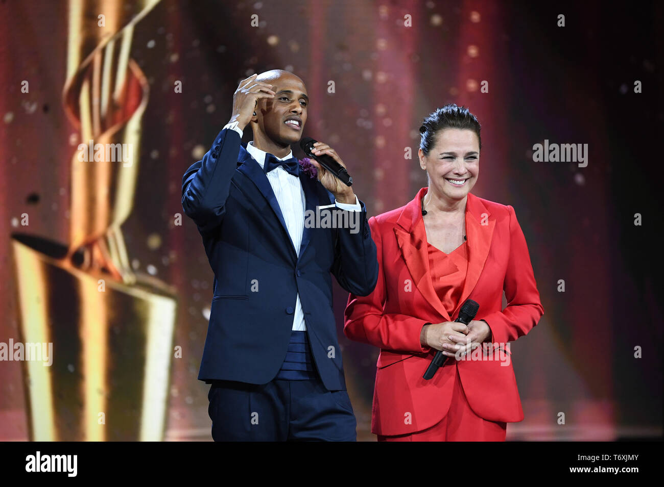 Berlin, Deutschland. 03 Mai, 2019. Die Schauspieler Tedros Teclebrhan (l) und Desiree Nosbusch den 69. Deutschen Filmpreis "Lola" präsentieren. Quelle: Britta Pedersen/dpa-Zentralbild/dpa/Alamy leben Nachrichten Stockfoto