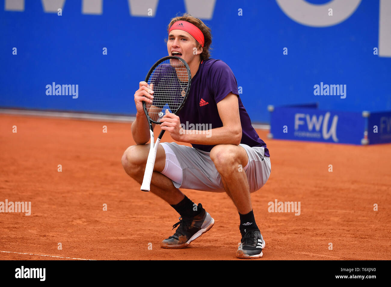 Munchen Deutschland 03 Mai 2019 Alexander Zverev Ger Beisst In Sienen Schlaeger Enttauscht Frustriert Enttauscht Frustratedriert Niedergeschlagen Hocke Aktion Single Action Einzelbild Ausgeschnitten Vollen Korper Ganze Figur Tennis