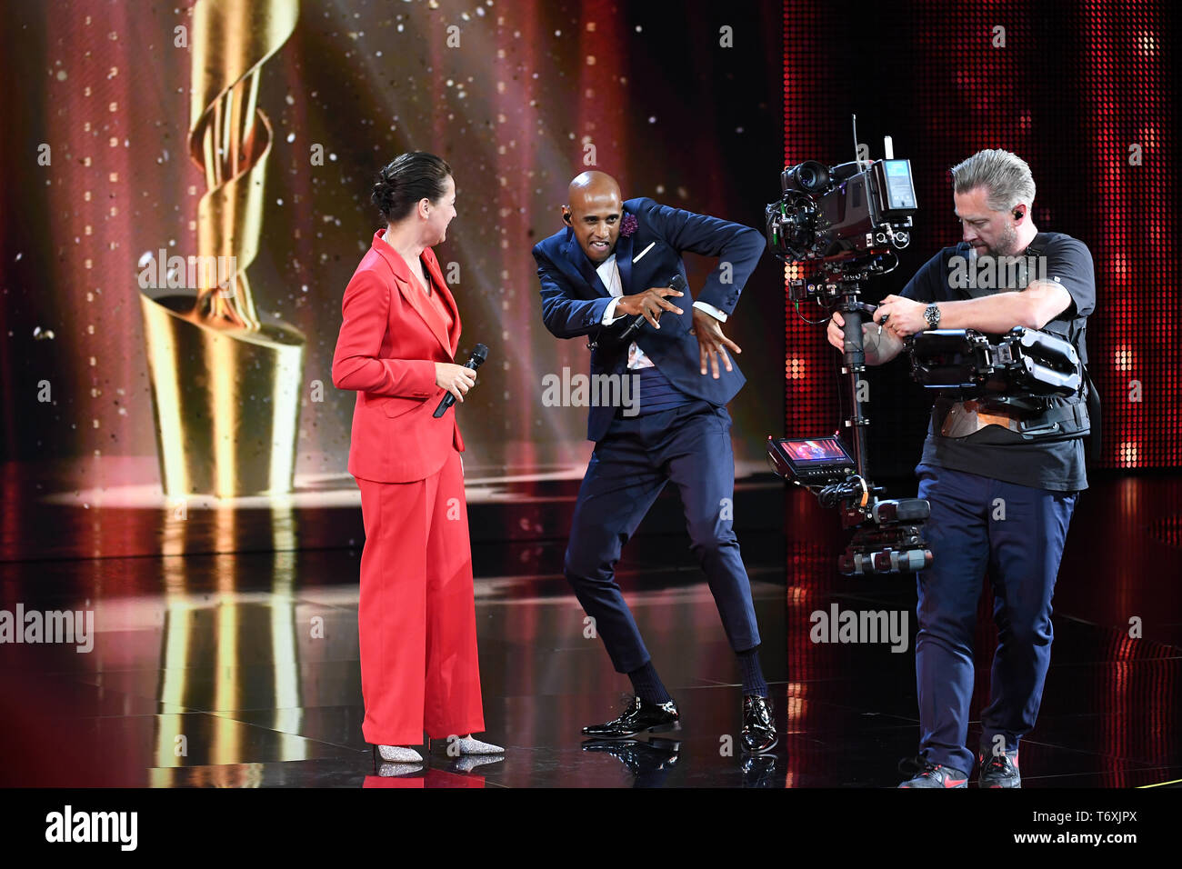 Berlin, Deutschland. 03 Mai, 2019. Die Schauspieler Tedros Teclebrhan (M) und Desiree Nosbusch den 69. Deutschen Filmpreis "Lola" präsentieren. Quelle: Britta Pedersen/dpa-Zentralbild/dpa/Alamy leben Nachrichten Stockfoto