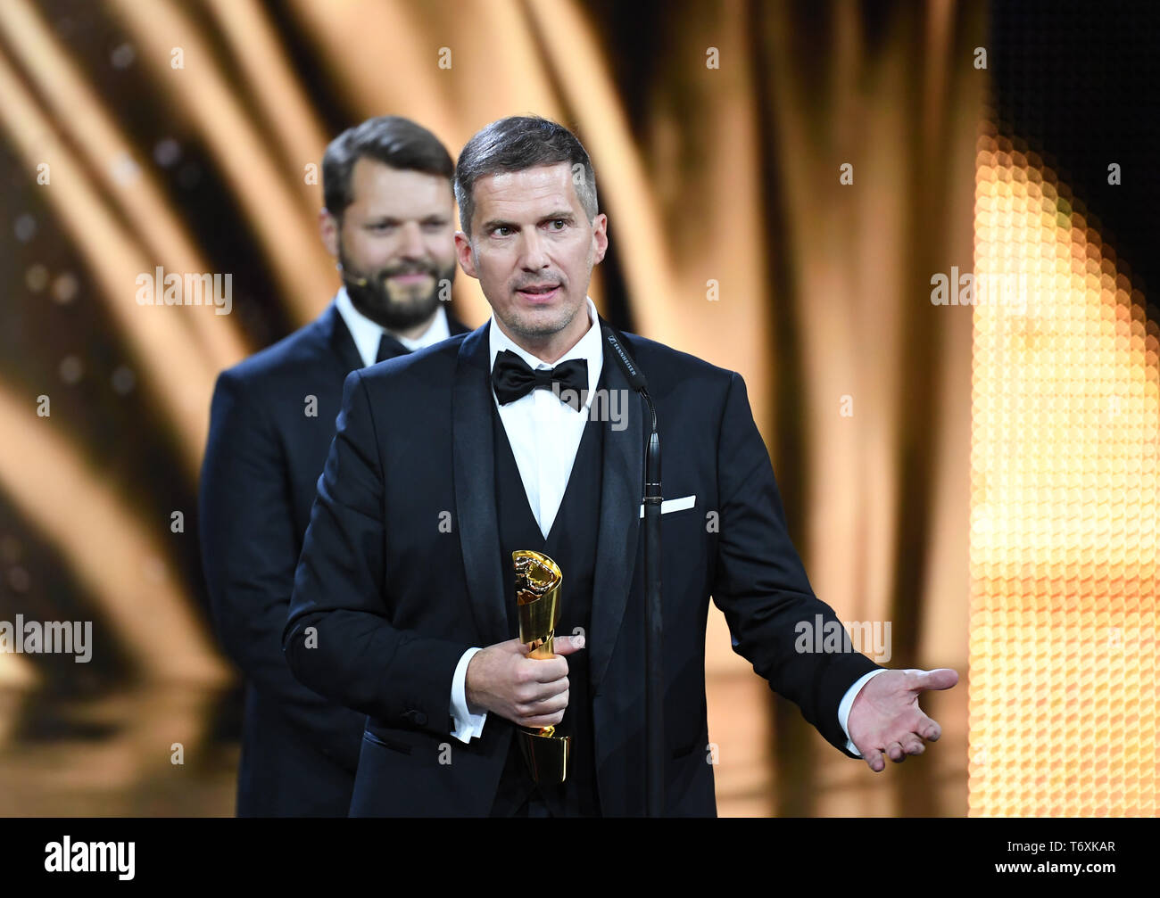 Berlin, Deutschland. 03 Mai, 2019. Produzent Christian Becker (r) empfängt die Bernd-Eichinger Preis bei den 69. Deutschen Filmpreis "Lola". Quelle: Britta Pedersen/dpa-Zentralbild/dpa/Alamy leben Nachrichten Stockfoto