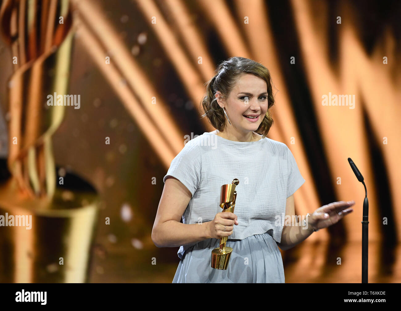 Berlin, Deutschland. 03 Mai, 2019. Schauspielerin Luise Heyer erhält einen Preis in der Kategorie "Beste weibliche Nebenrolle" bei den 69. Deutschen Filmpreis "Lola". Quelle: Britta Pedersen/dpa-Zentralbild/dpa/Alamy leben Nachrichten Stockfoto