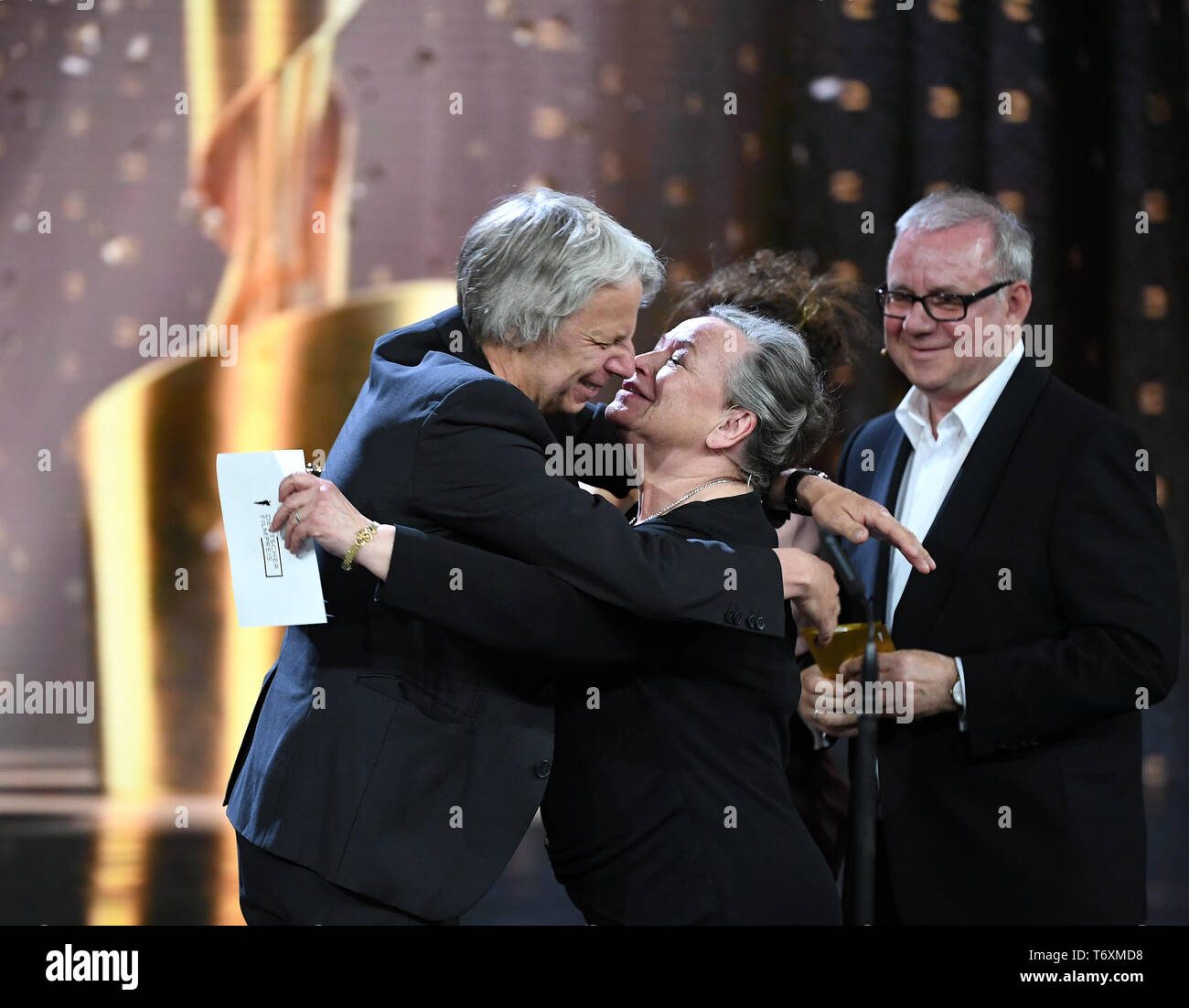 Berlin, Deutschland. 03 Mai, 2019. Regisseur Andreas Dresen (l, Film "gundermann") ist der 69. Deutschen Filmpreis "Lola ausgezeichnet' in der Kategorie 'Beste Regie' von Ursula Werner (M), unterstützt von Joachim Krol (r). Quelle: Britta Pedersen/dpa-Zentralbild/dpa/Alamy leben Nachrichten Stockfoto