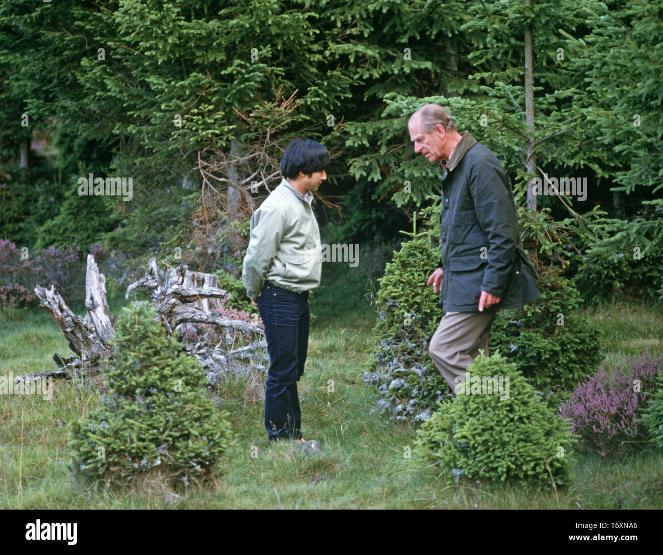 Herzog von Edinburgh zu erklären, Kronprinz Naruhito von Japan, wie Sie arbeiten, auf die Erhaltung der Balmoral Castle Estate, Schottland Stockfoto